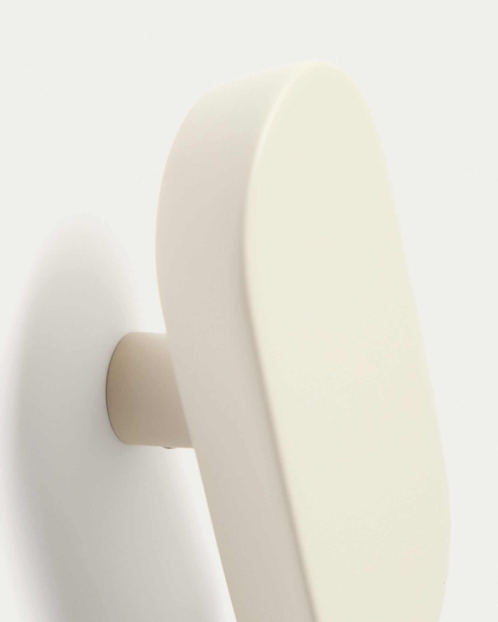 Набор из 2 вешалок Arely из бука с бежевым лаковым покрытием, 6,5 см/10 см La Forma (ex Julia Grup)