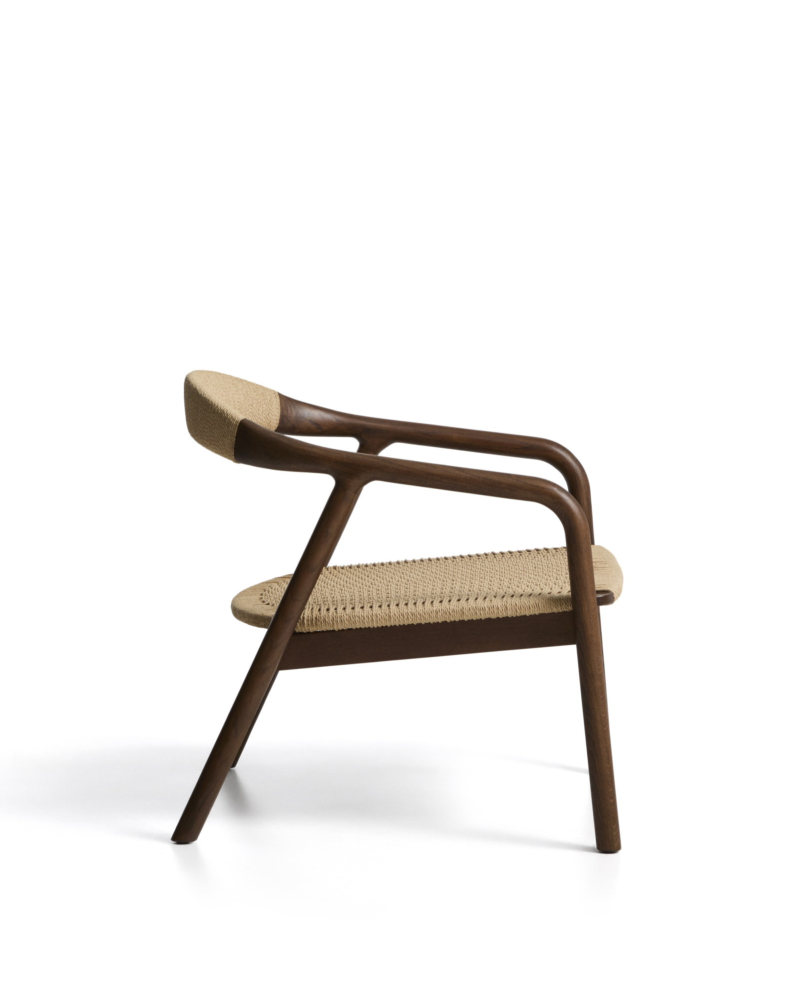 Кресло уличное Derile из дуба с отделкой орех и бежевой веревки La Forma 481827