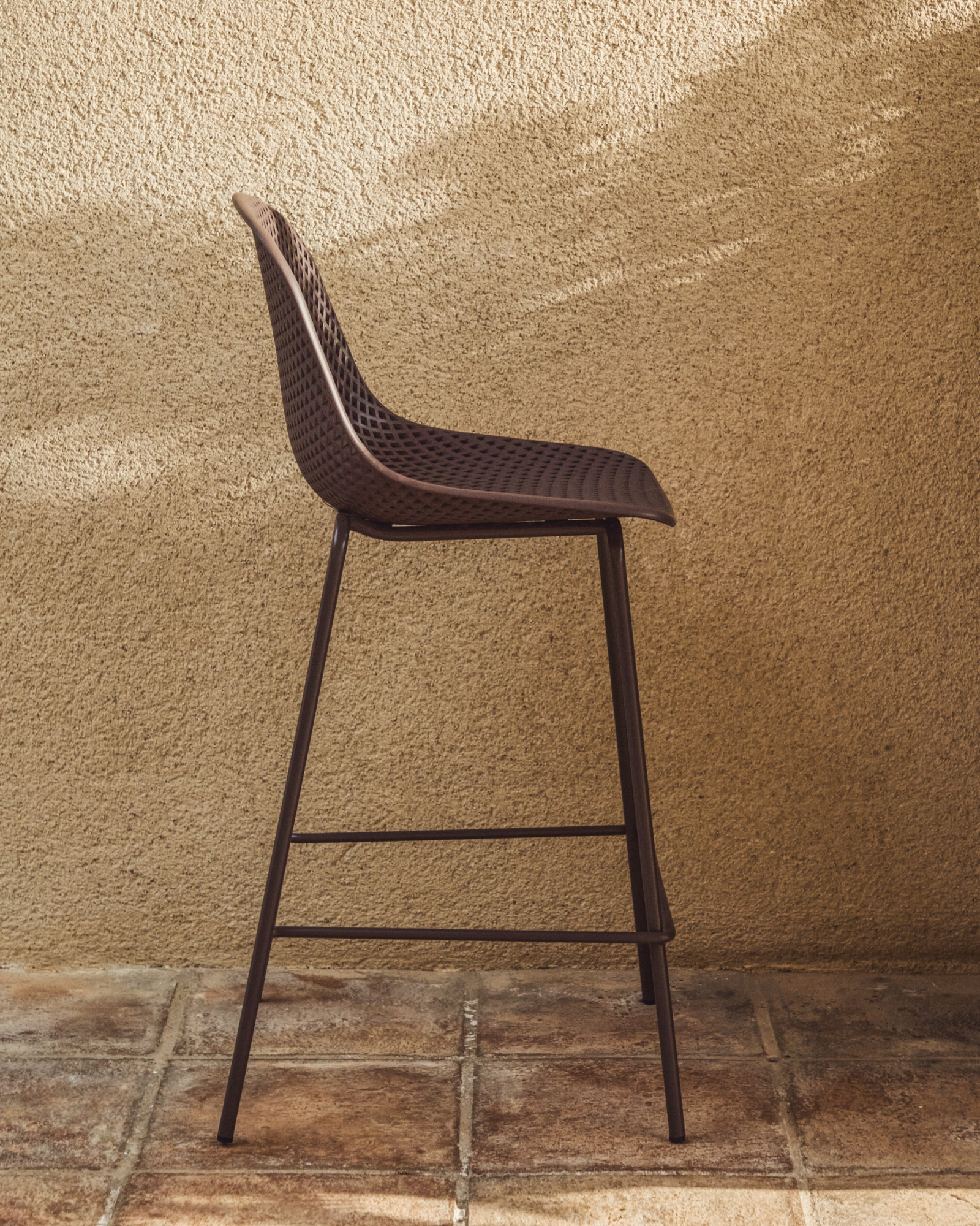 Уличный полубарный стул Quinby из коричневой стали и пластика 65 см La Forma 482331