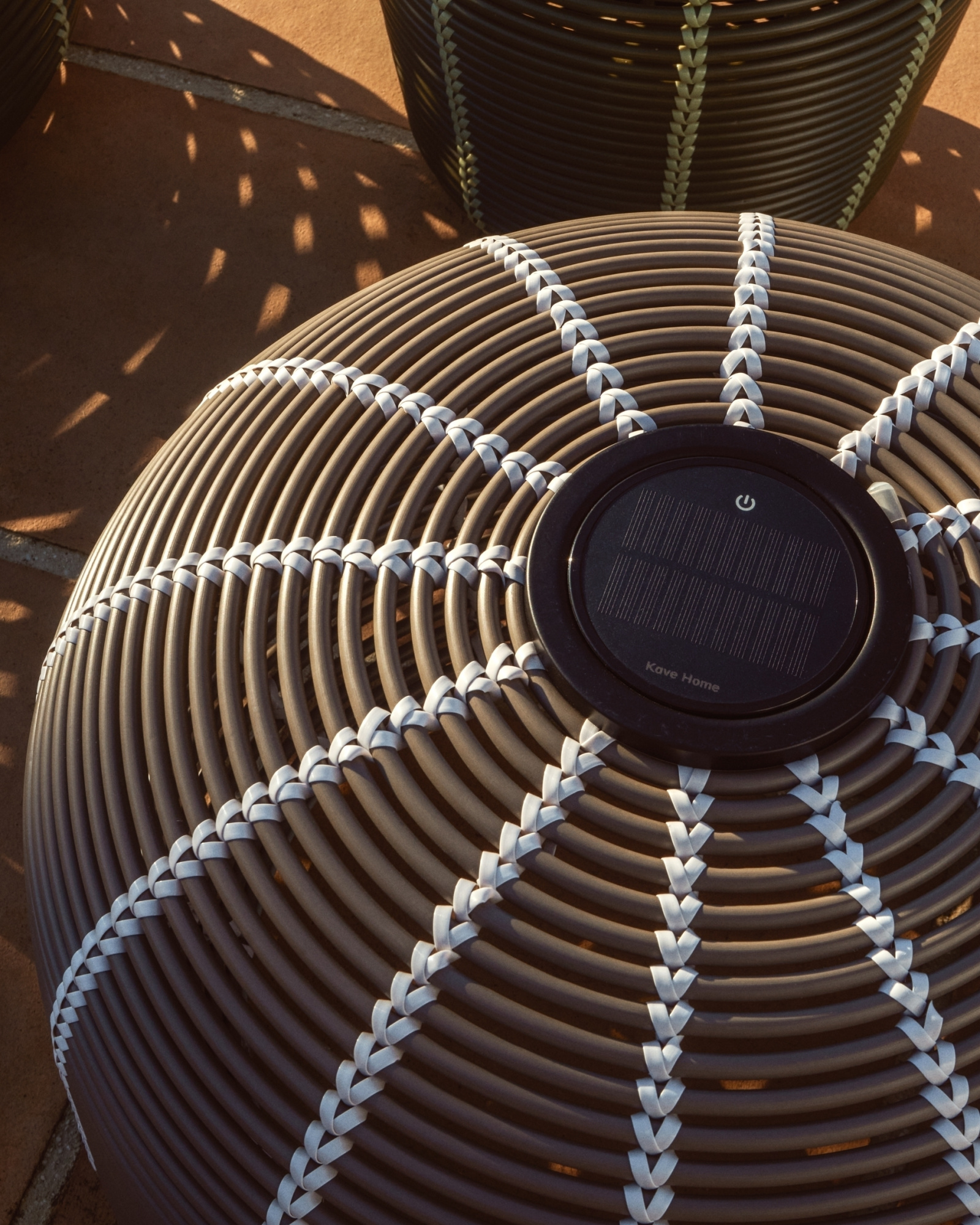 Уличный светильник Garoina солнечных батареях из искусственного ротанга цвета таупе 50 см La Forma 482594