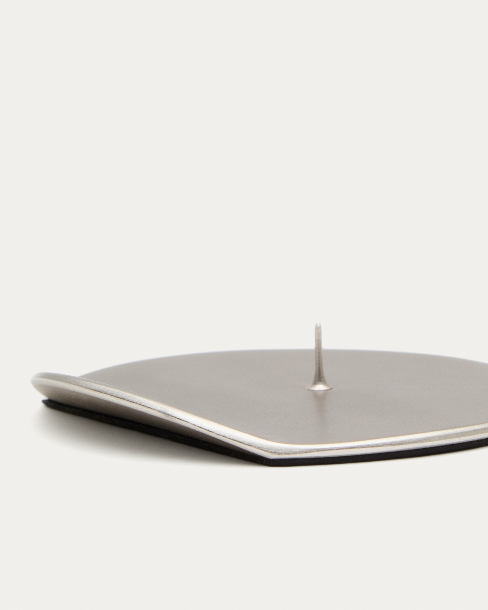 Подсвечник Quira из серебристого алюминия La Forma (ex Julia Grup)