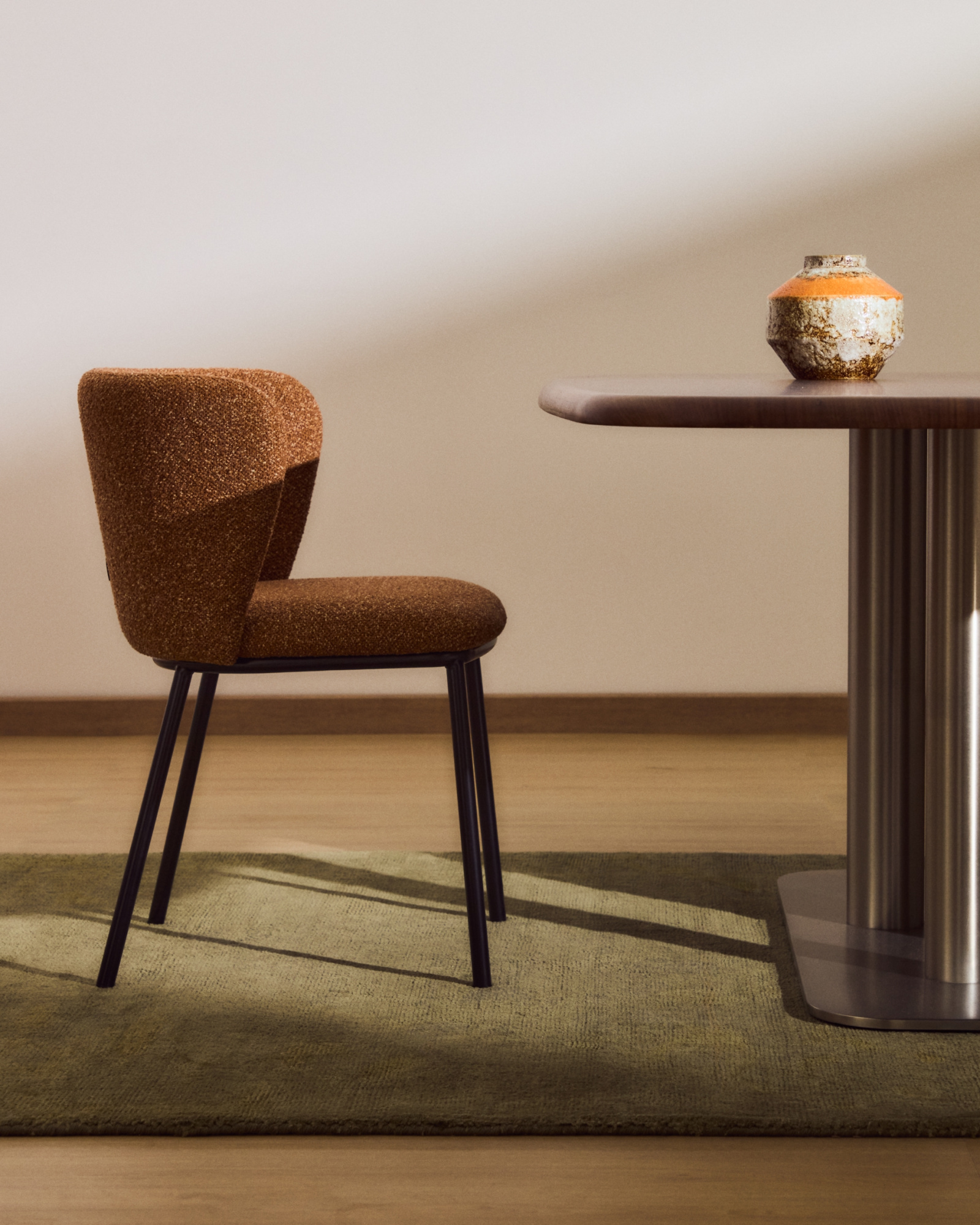 Стул Ciselia из терракотового шенилла с ножками из черной стали La Forma 463531