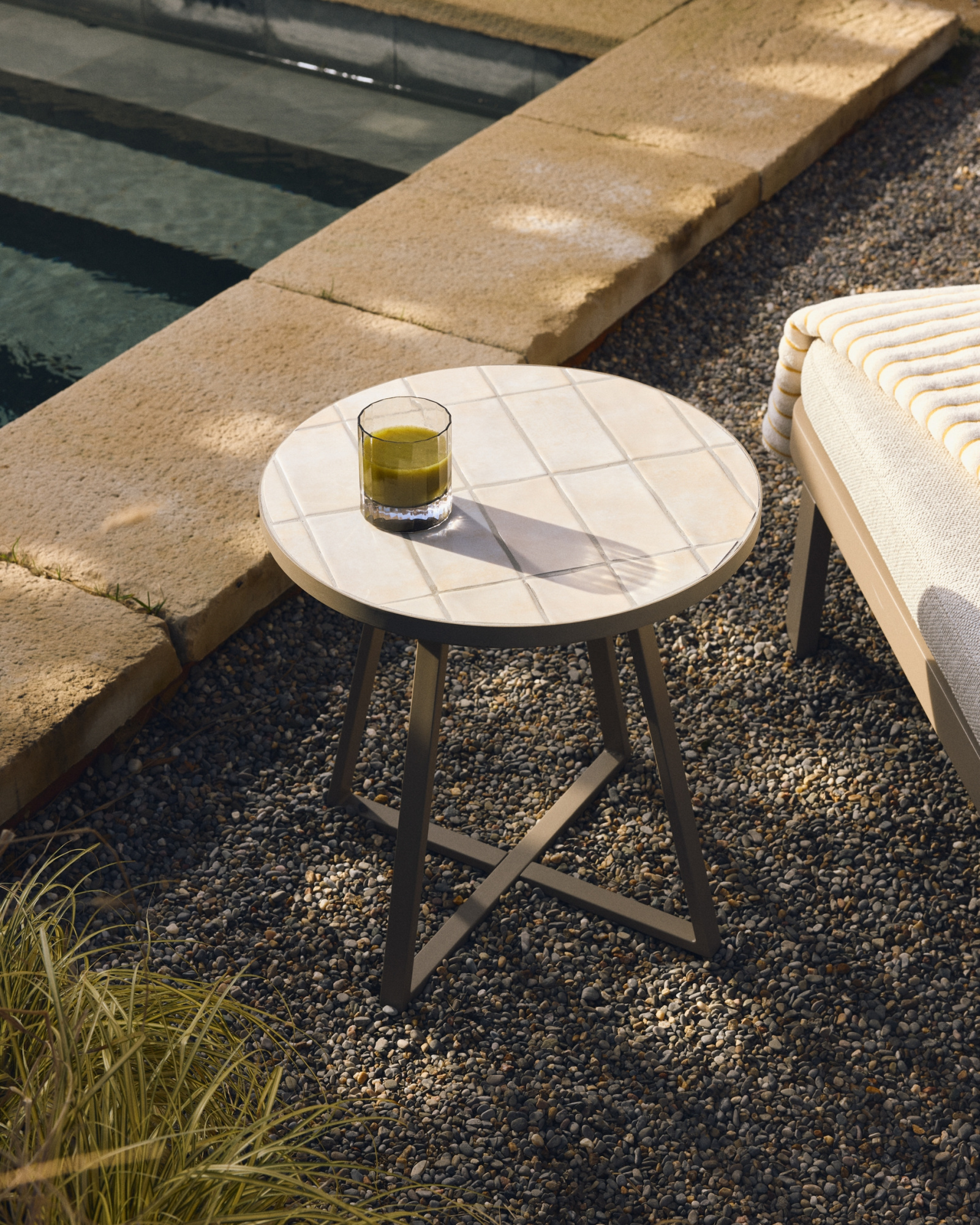 Уличный столик Tella из бежевой стали с бежевой плиткой 45 см La Forma 482359