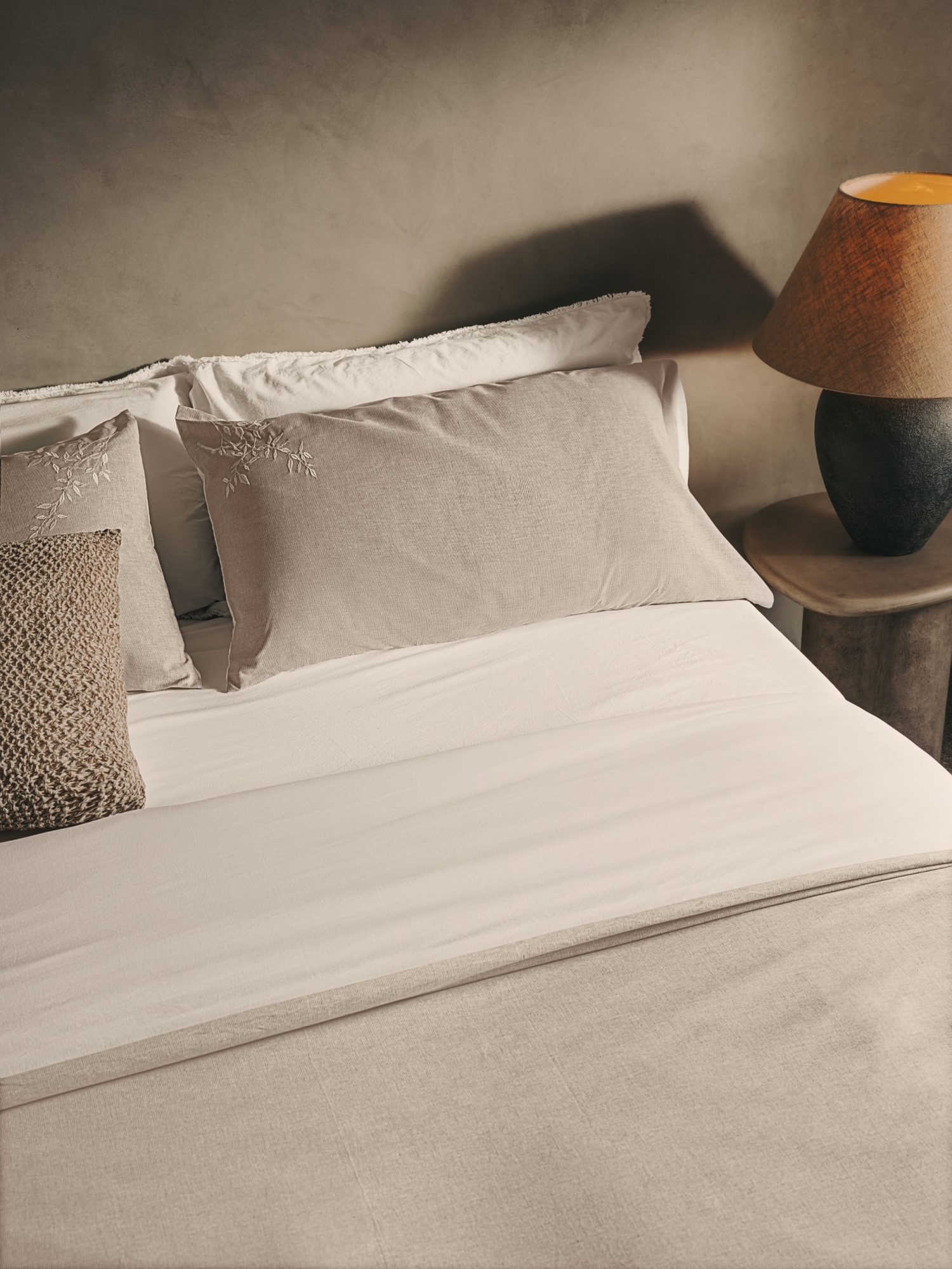 Керамическая настольная лампа Mercadal с черной отделкой La Forma (ex Julia Grup)