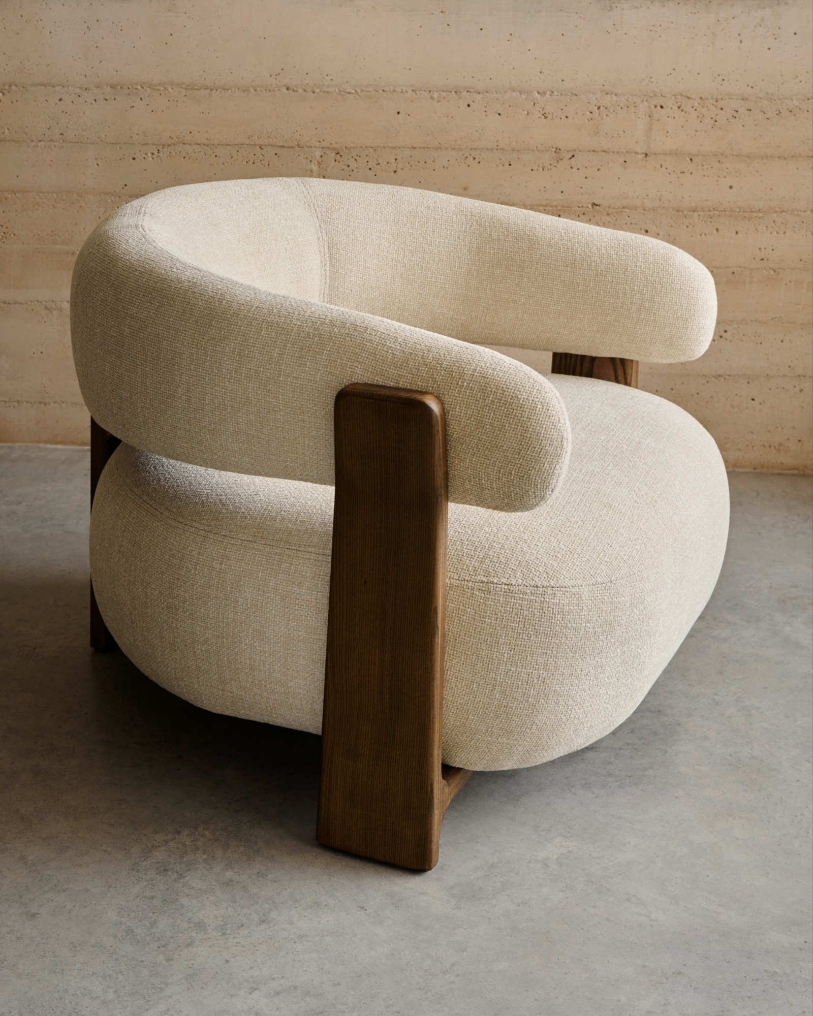 Granite Кресло из бежевого шенилла и массива ясеня в отделке орех La Forma (ex Julia Grup)