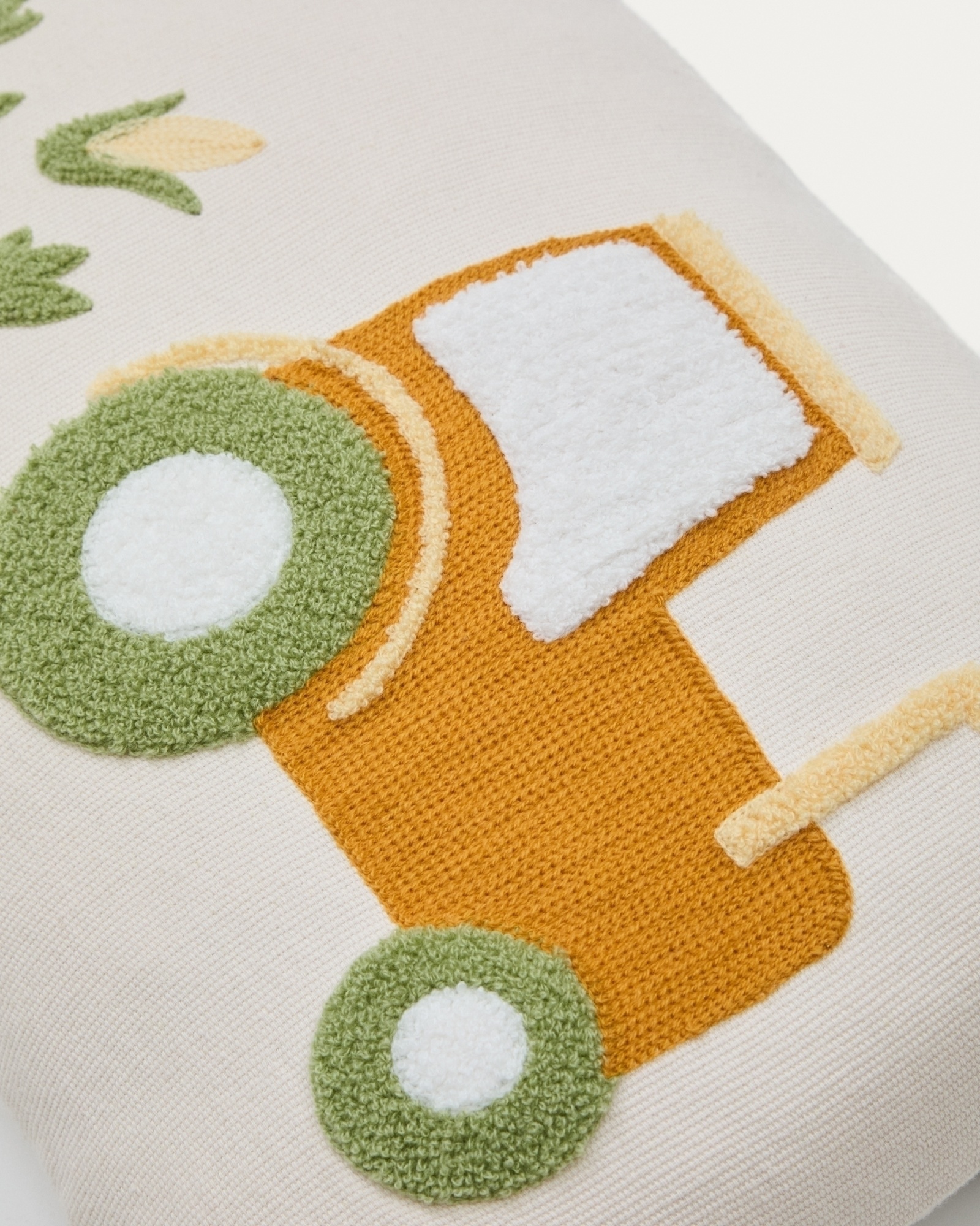 Чехол для подушки Pecky из бежевого хлопка с вышивкой трактора 30 x 50 см La Forma (ex Julia Grup)