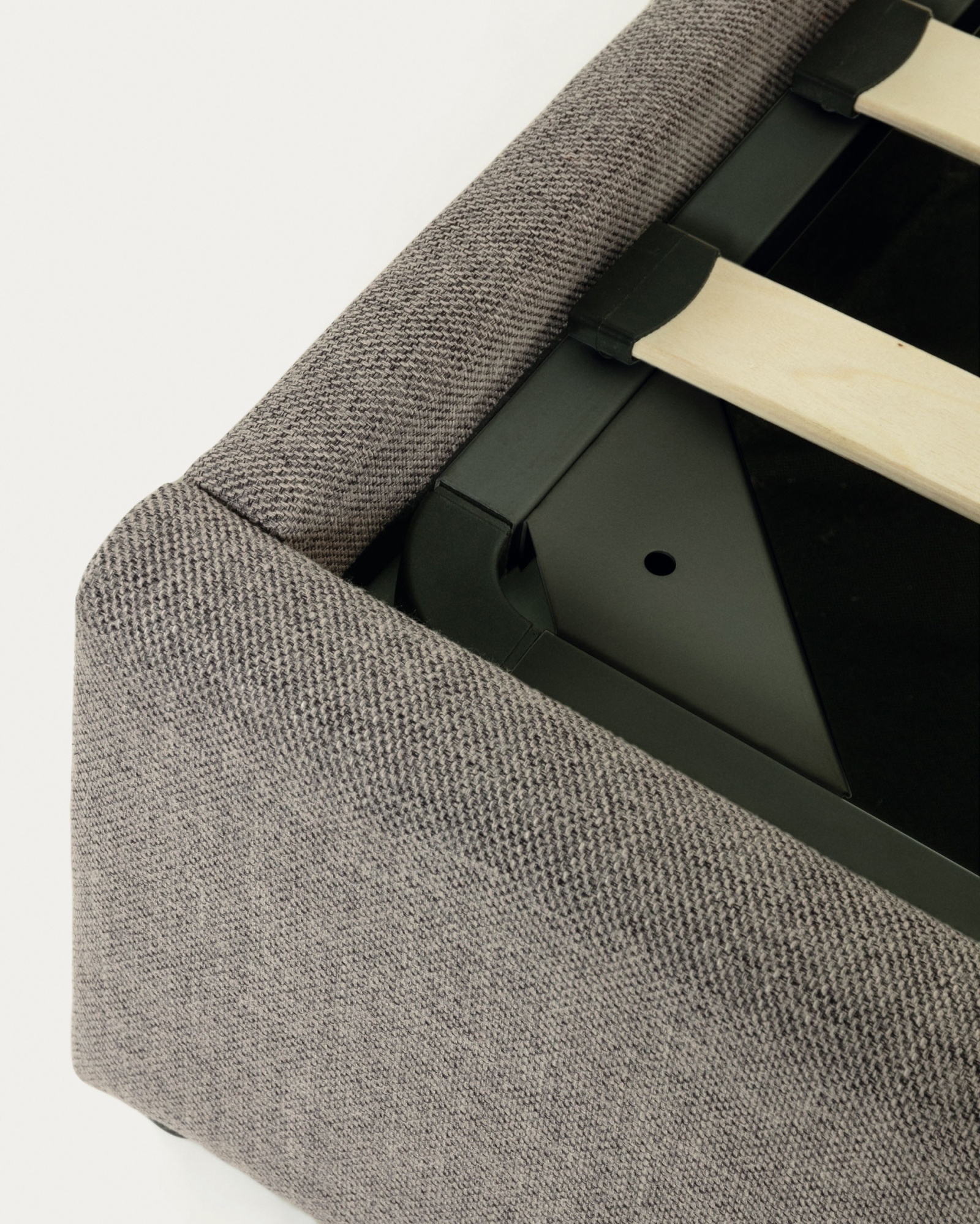 Nahiri Мягкая серая кровать для матраса размером 180 x 200 см La Forma (ex Julia Grup)