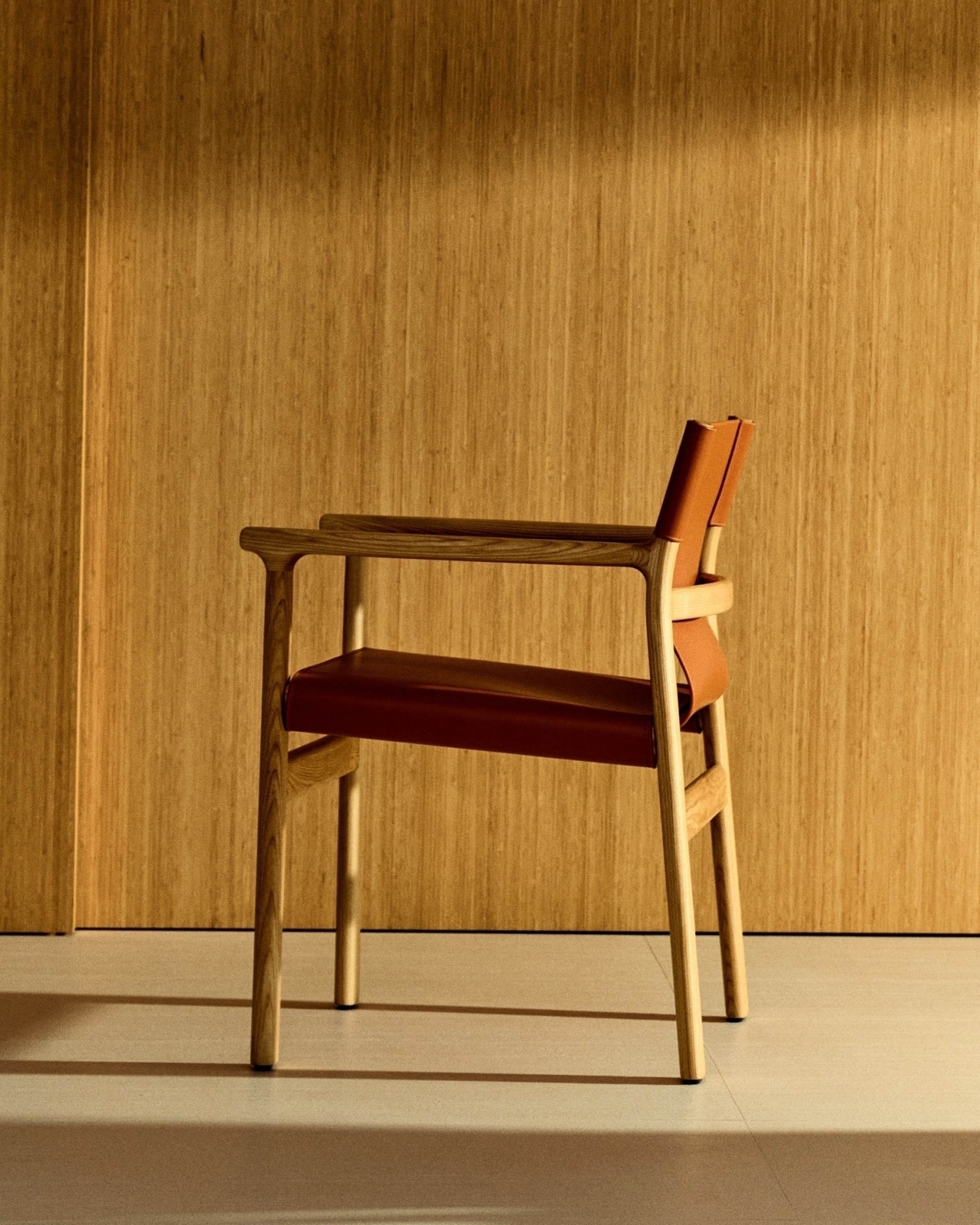 Стул Jan из переработанной кожи светло-коричневого цвета и ясеня в натуральном цвете La Forma (ex Julia Grup)