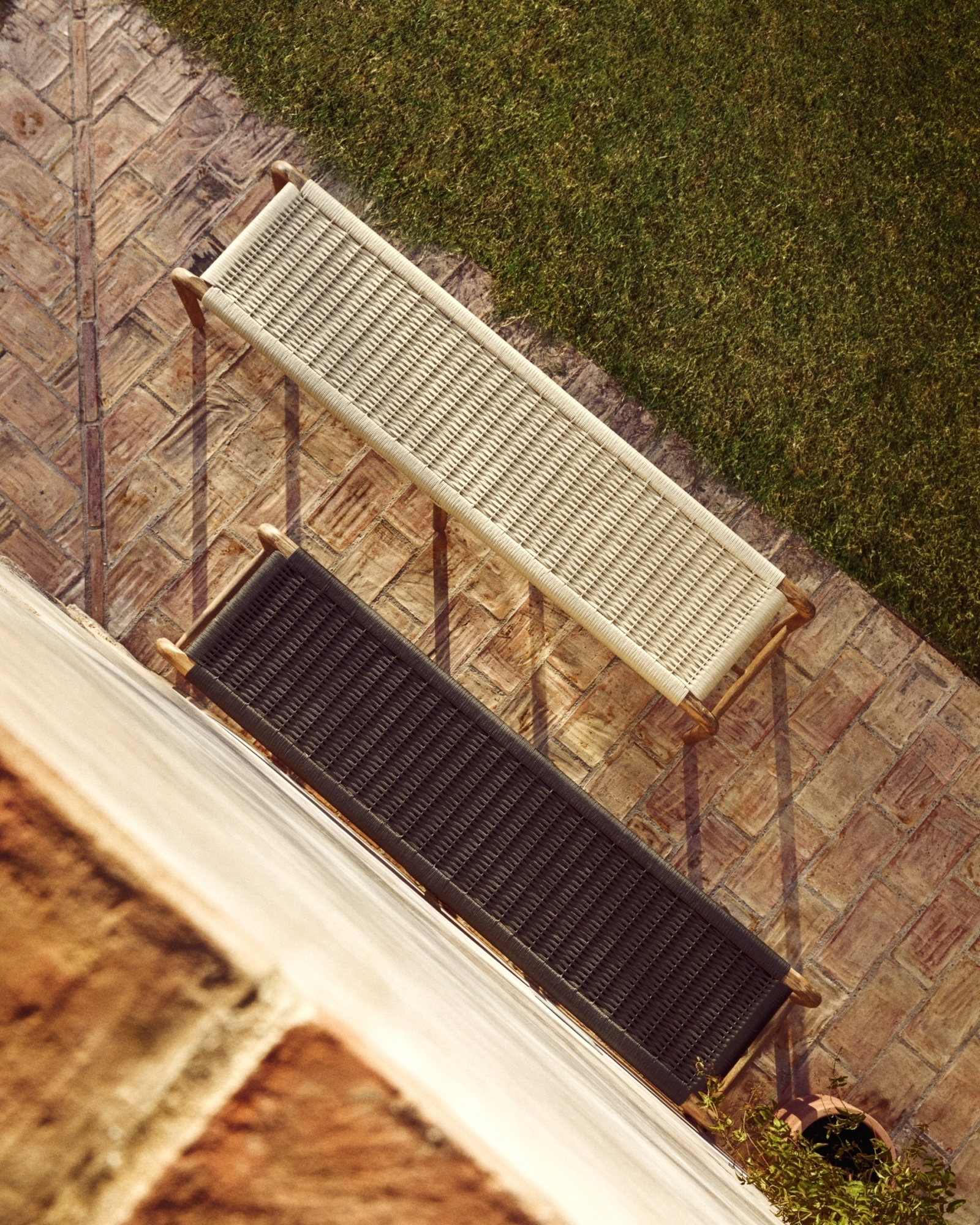 Скамейка Alipa из массива акации и веревки цвета экрю La Forma 481351