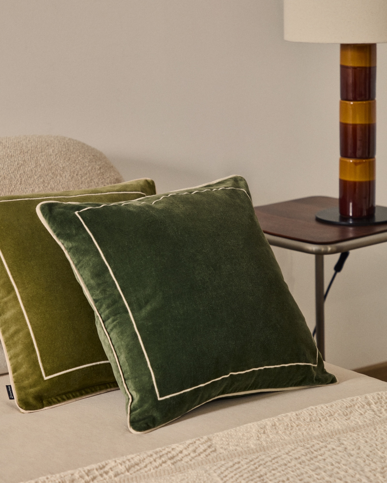 Чехол на подушку Tivani из зеленого бархата с вышивкой 45 x 45 см La Forma (ex Julia Grup)