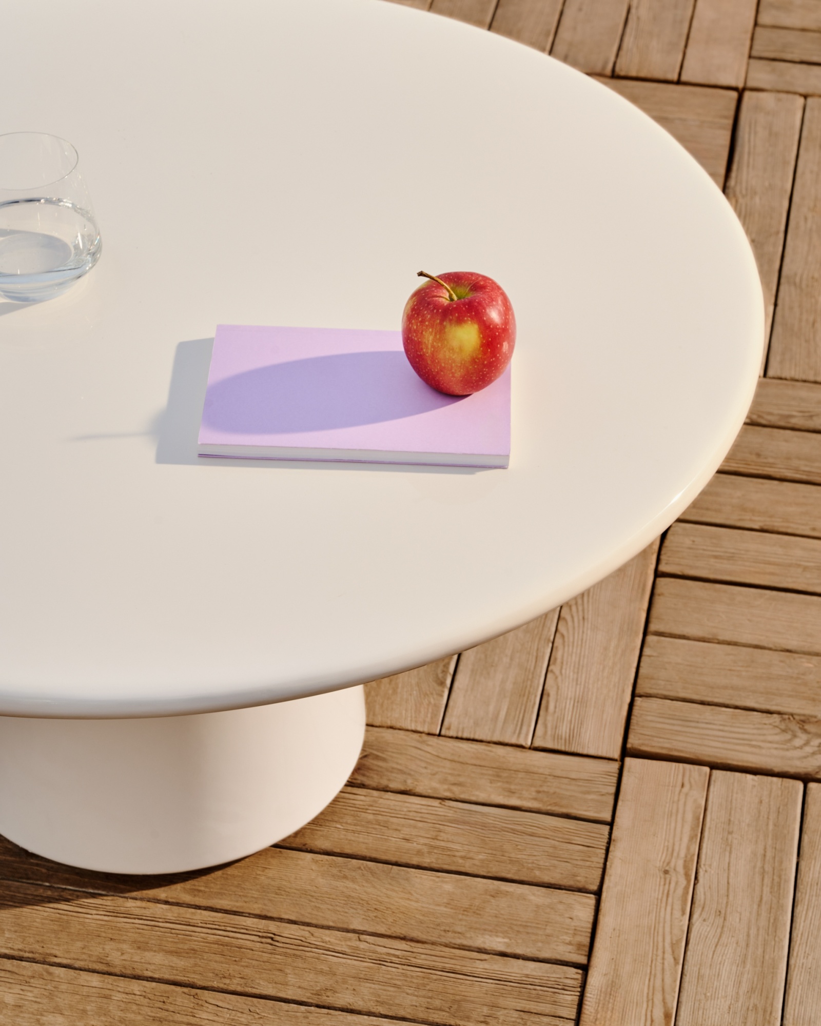 Журнальный столик Albanella из цемента с глянцевой белой отделкой Ø85 см La Forma (ex Julia Grup)