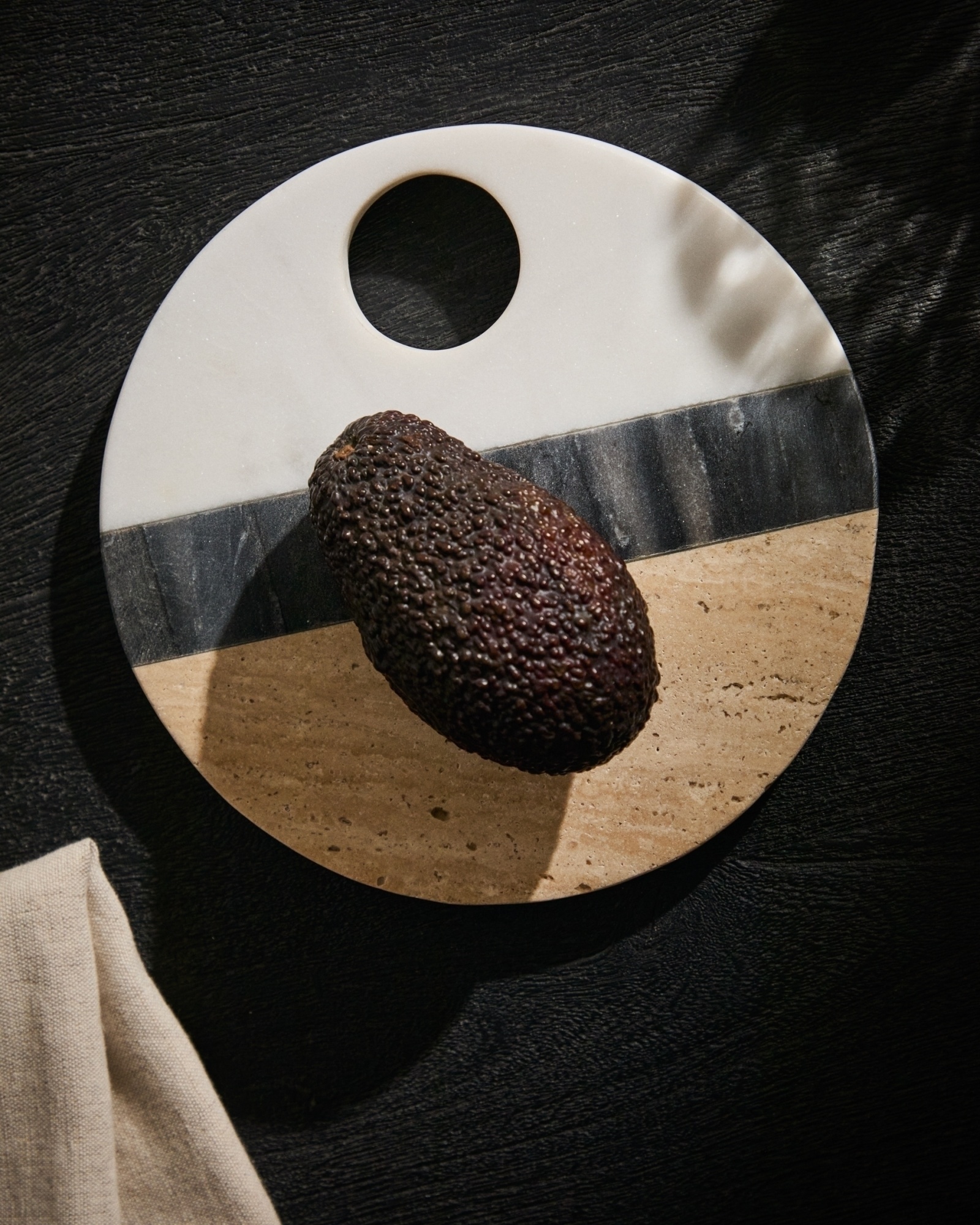 Круглая сервировочная доска Nivol из черно-белого мрамора и травертина La Forma (ex Julia Grup)