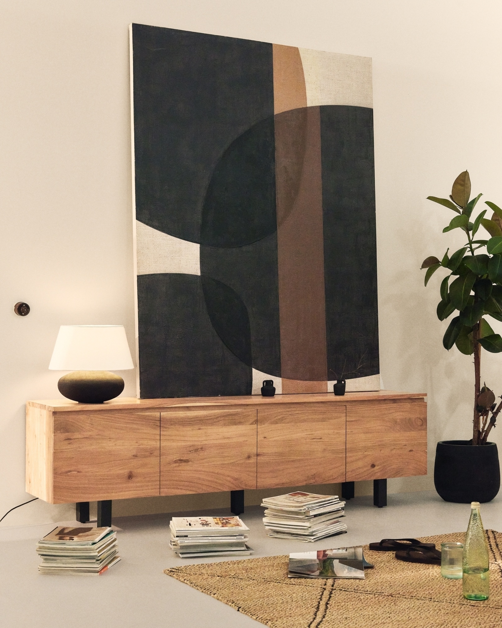 Тумба под телевизор Uxue с 4 дверцами из массива акации с беленой отделкой 200 x 58 см La Forma (ex Julia Grup)