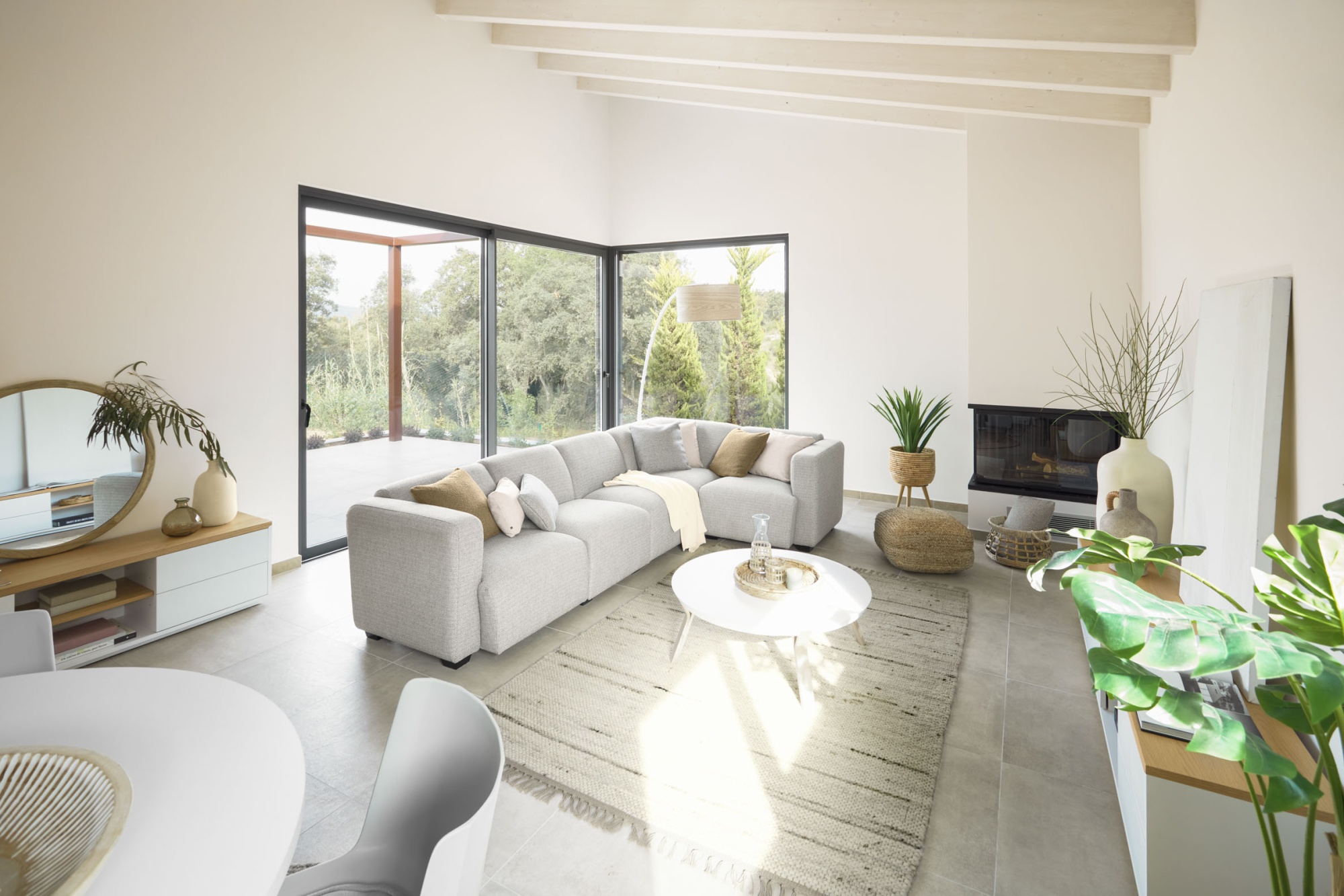 Настенная панель Mely из массива альбиции в белую полоску Ø 49 см La Forma (ex Julia Grup)