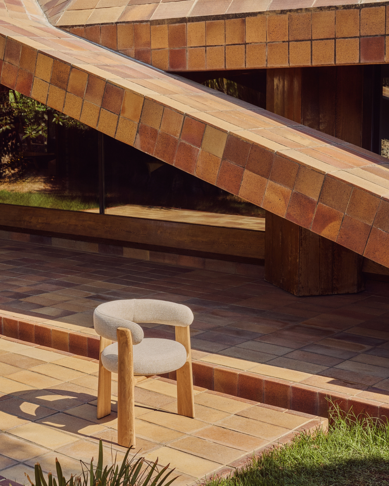 Уличный стул Granite бежевый с ножками из тикового дерева La Forma 481791