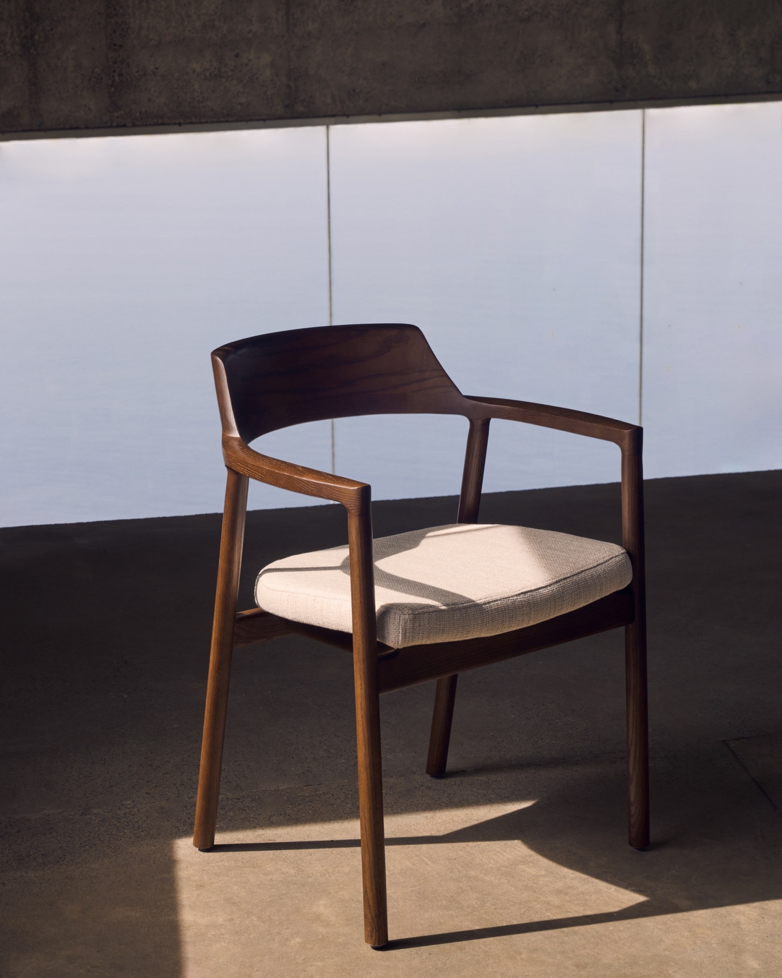 Стул Alocs из бежевой синели из массива дуба с отделкой орех FSC Mix Credit (съемный чехол) La Forma (ex Julia Grup)