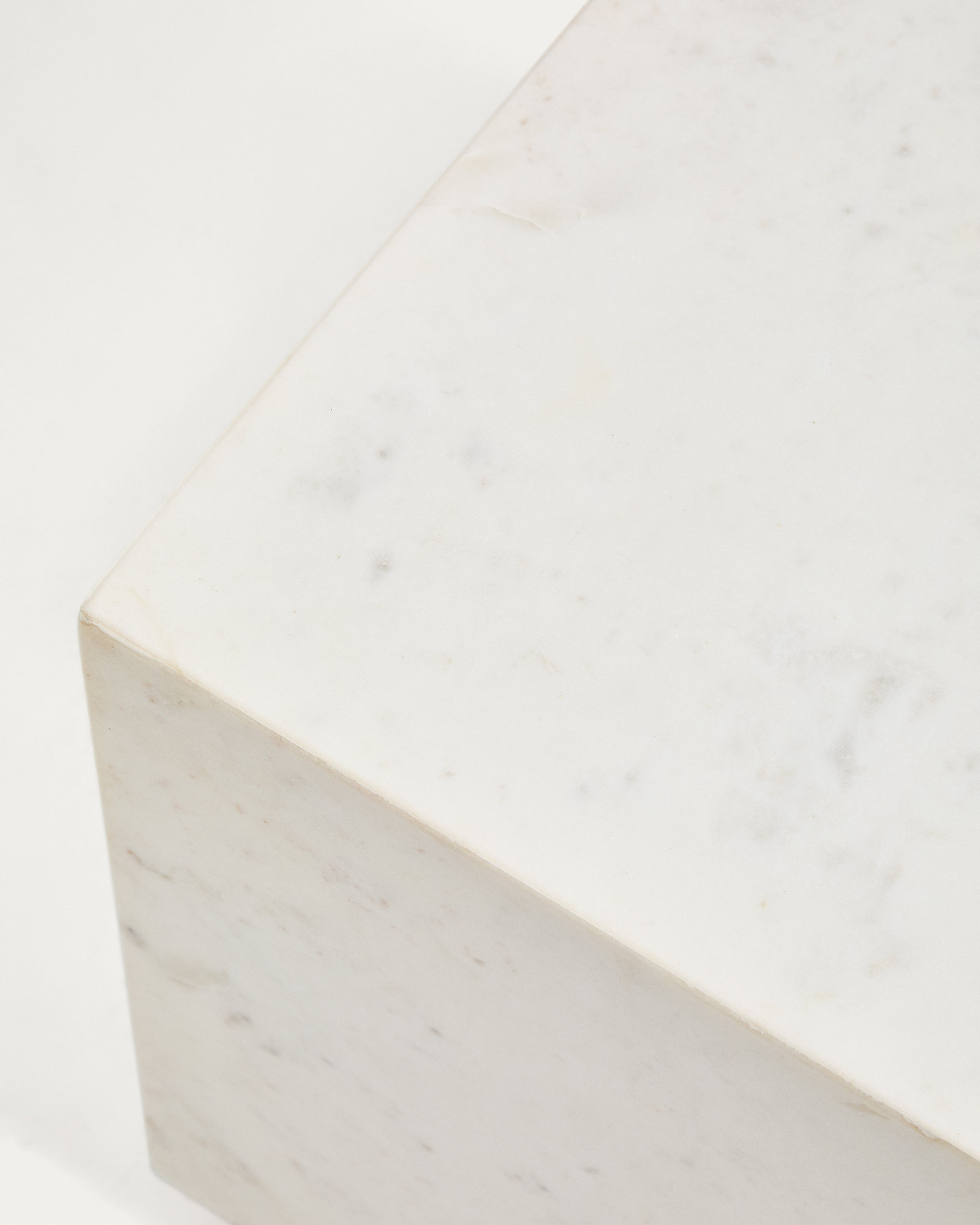 Приставной столик Sorein из белого мрамора 40 x 40 см La Forma 451191