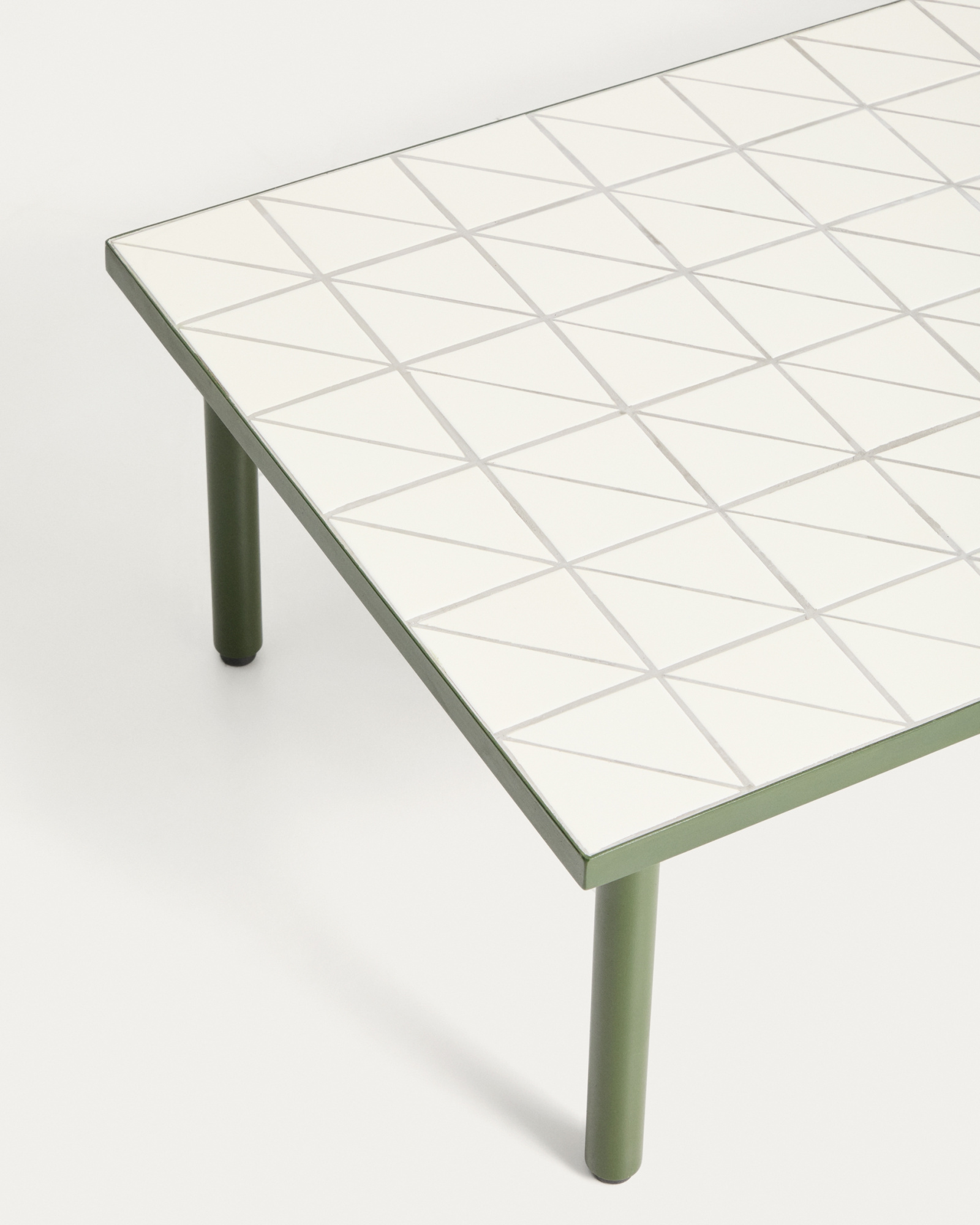 Уличный столик Maurina из зеленой стали с плиткой цвета экрю 122 x 61 см La Forma 482017