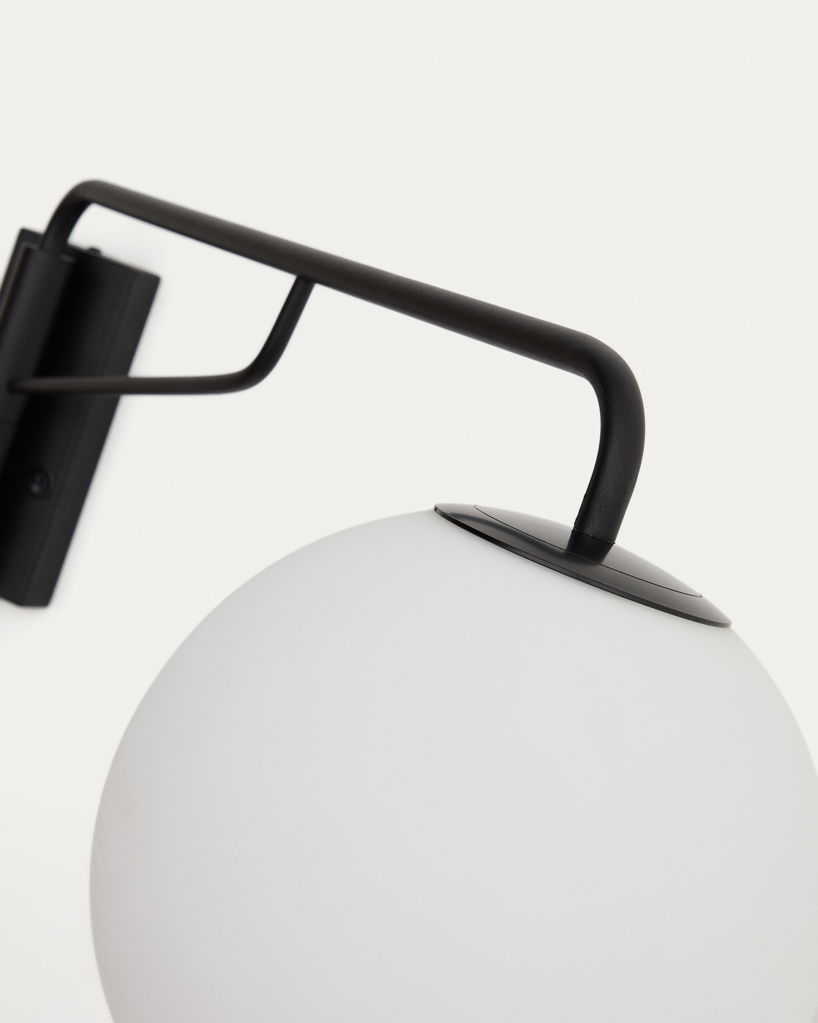 Настенный светильник Eilo из черной стали с плафоном из матового стекла La Forma (ex Julia Grup)