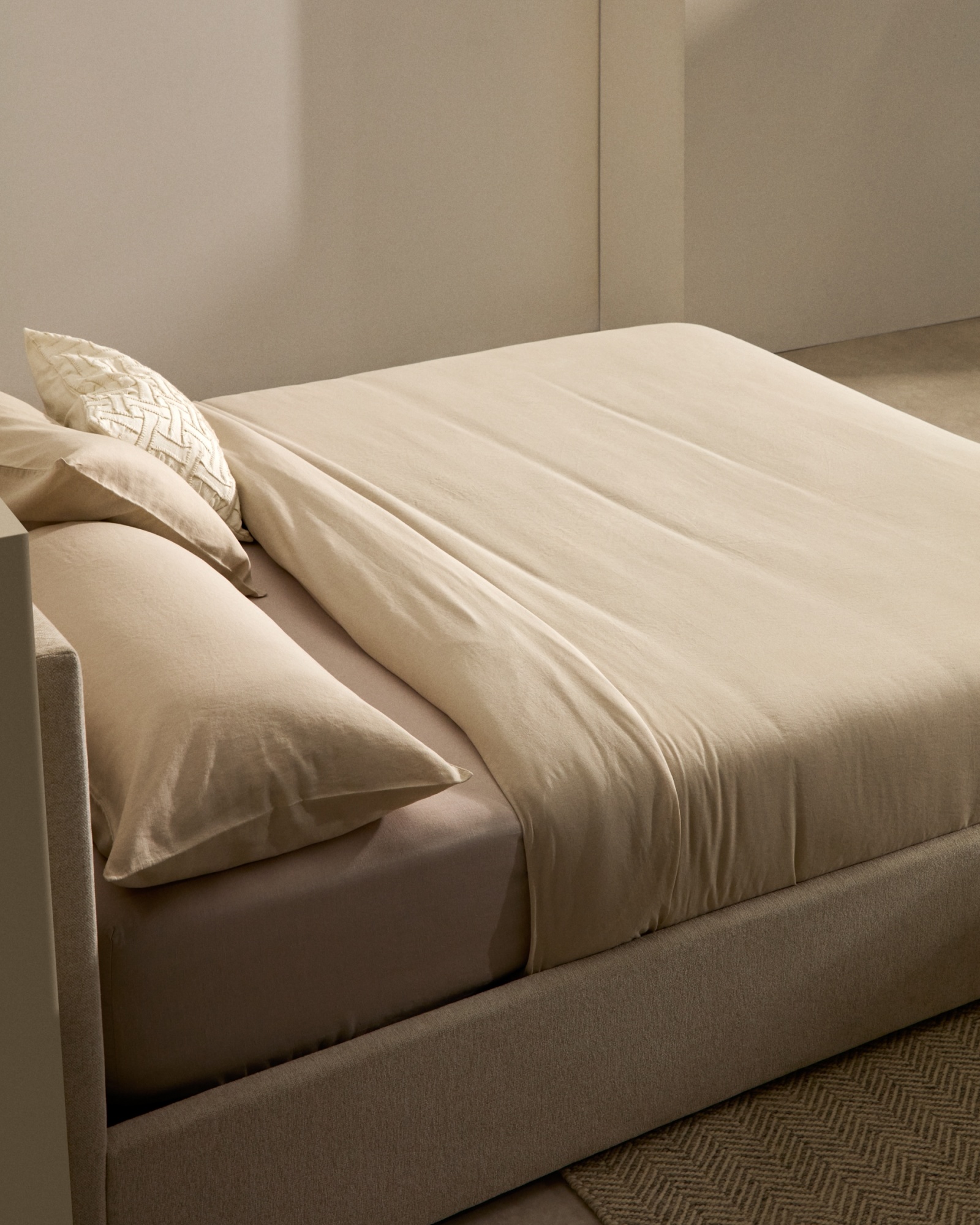 Кровать Nahiri бежевого цвета из шенилла с ящиком для хранения 160 x 200 см La Forma (ex Julia Grup)