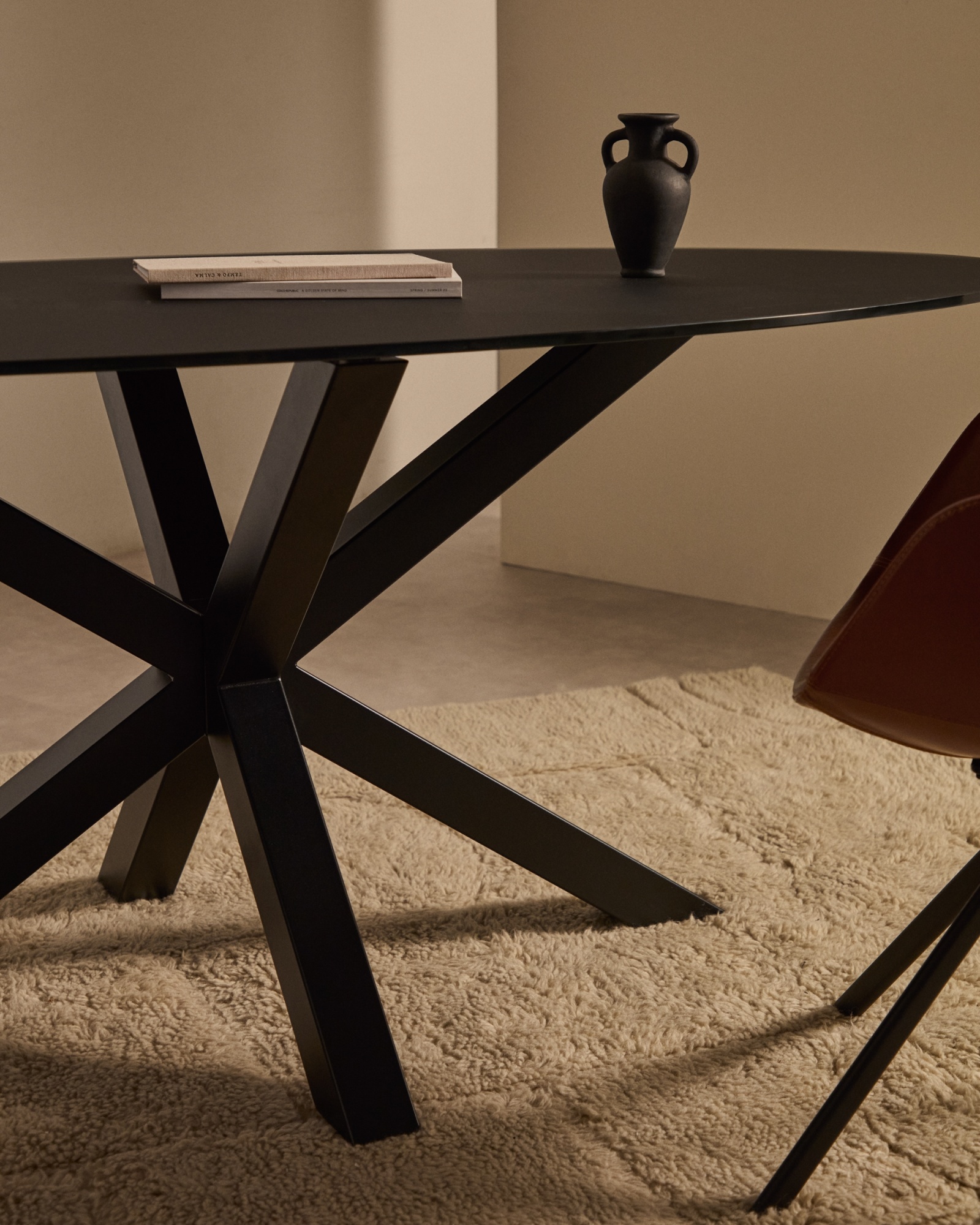 Стол Argo с черным стеклом и черными стальными ножками Ø 200 x 100 см La Forma (ex Julia Grup)