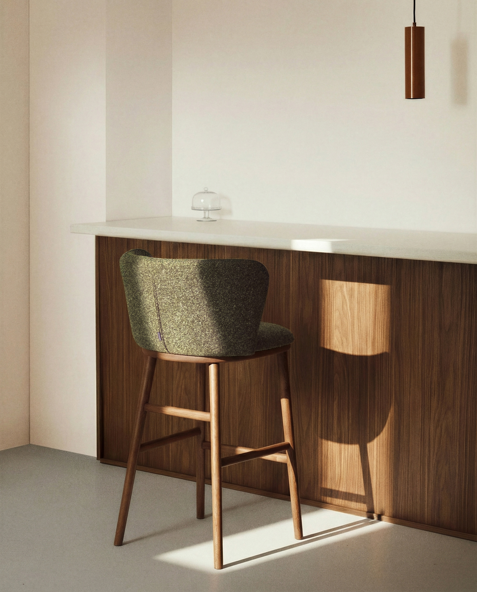Полубарный стул Ciselia из темно-зеленого шенилла с ножками из ясеня в отделке орех La Forma 463517