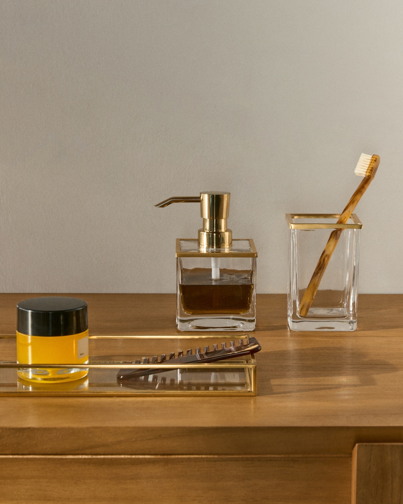 Soanet Дозатор для мыла из стекла и металла золотистый La Forma (ex Julia Grup)