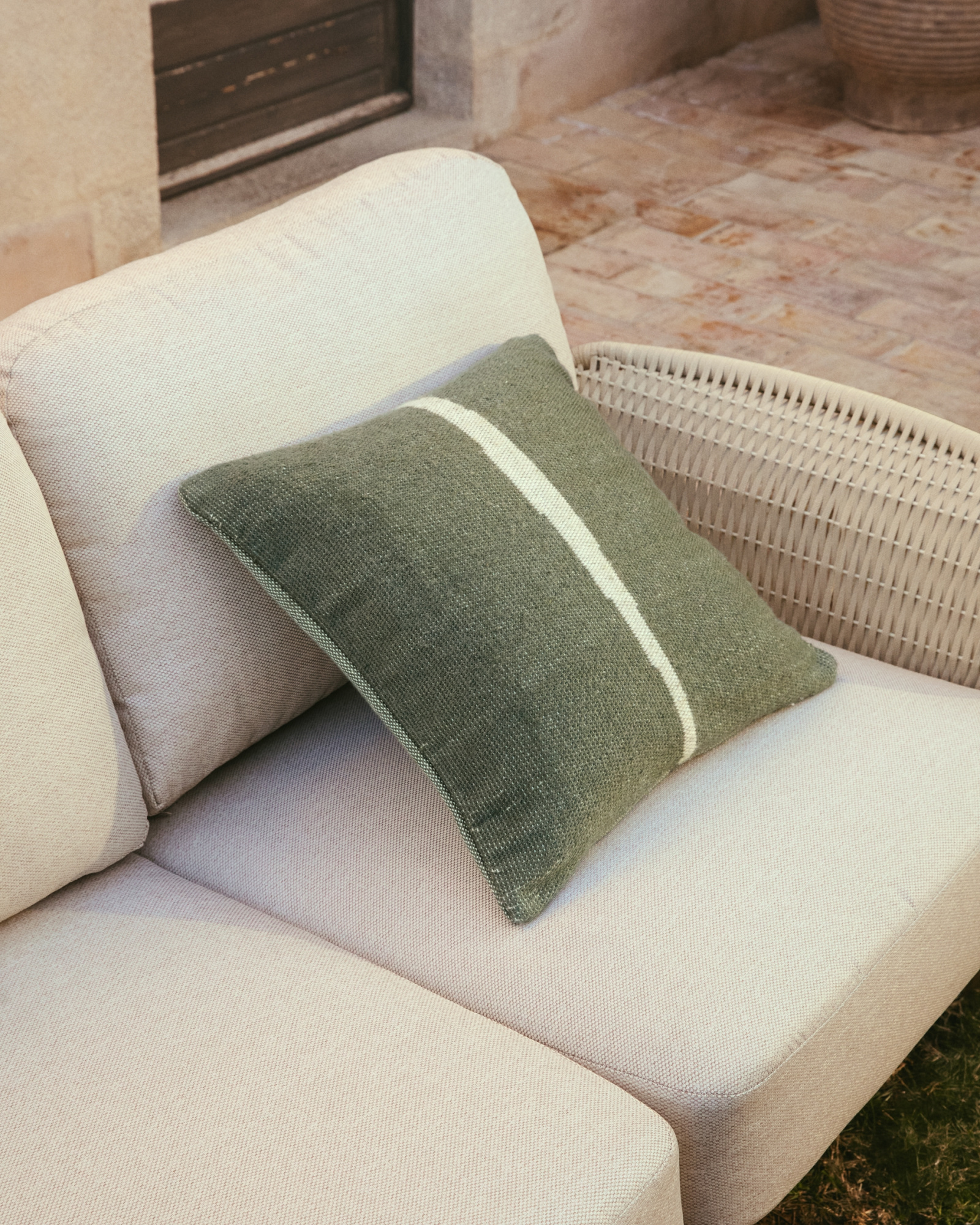 Чехол для подушки Daila зеленого цвета 100% ПЭТ с рисунком в стиле икат 50 x 50 см La Forma 481379