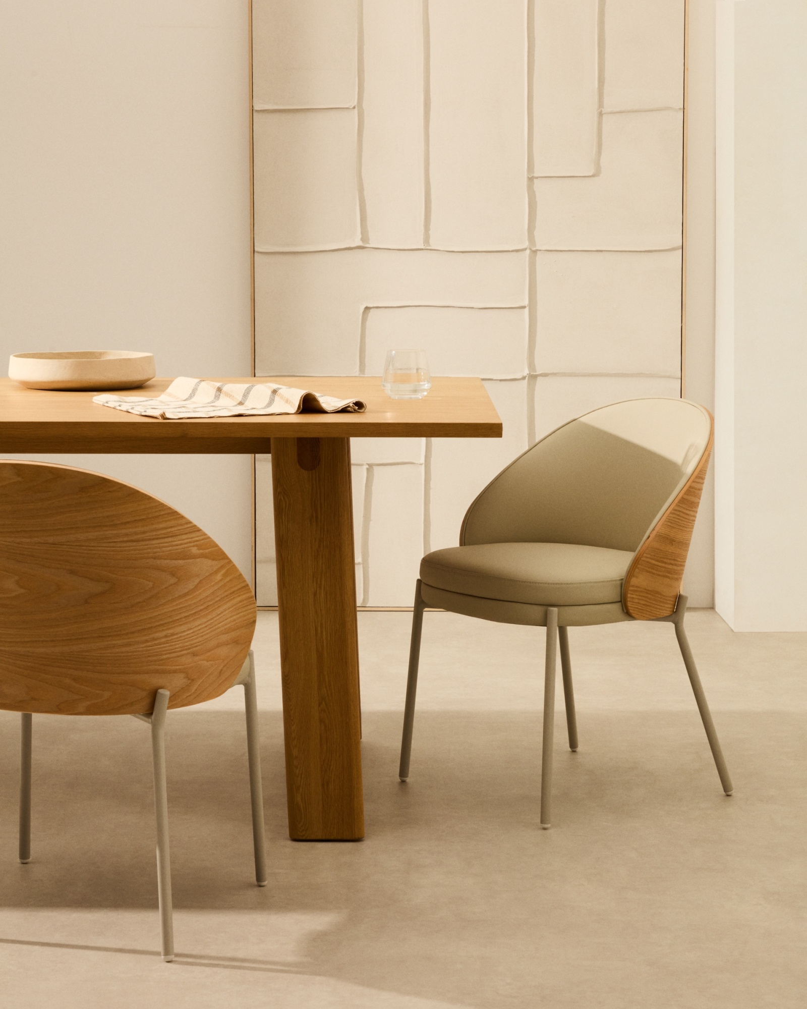 Стул Eamy из бежевой экокожи, ясеневого шпона с натуральной отделкой и бежевого металла La Forma (ex Julia Grup)