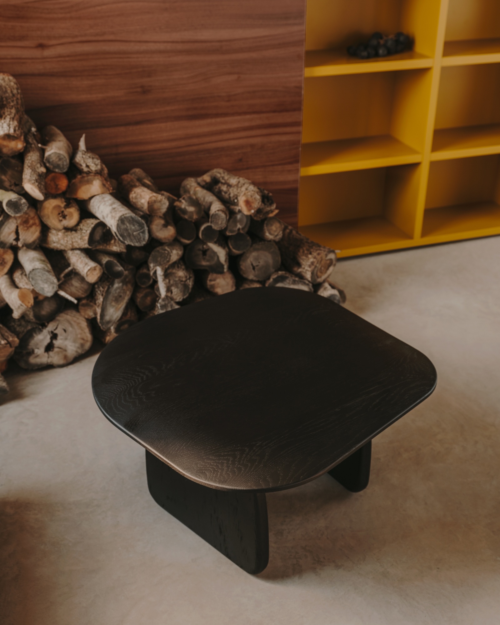 Журнальный столик Pirita из массива дуба в черном цвете, 70,6 x 70 La Forma (ex Julia Grup)