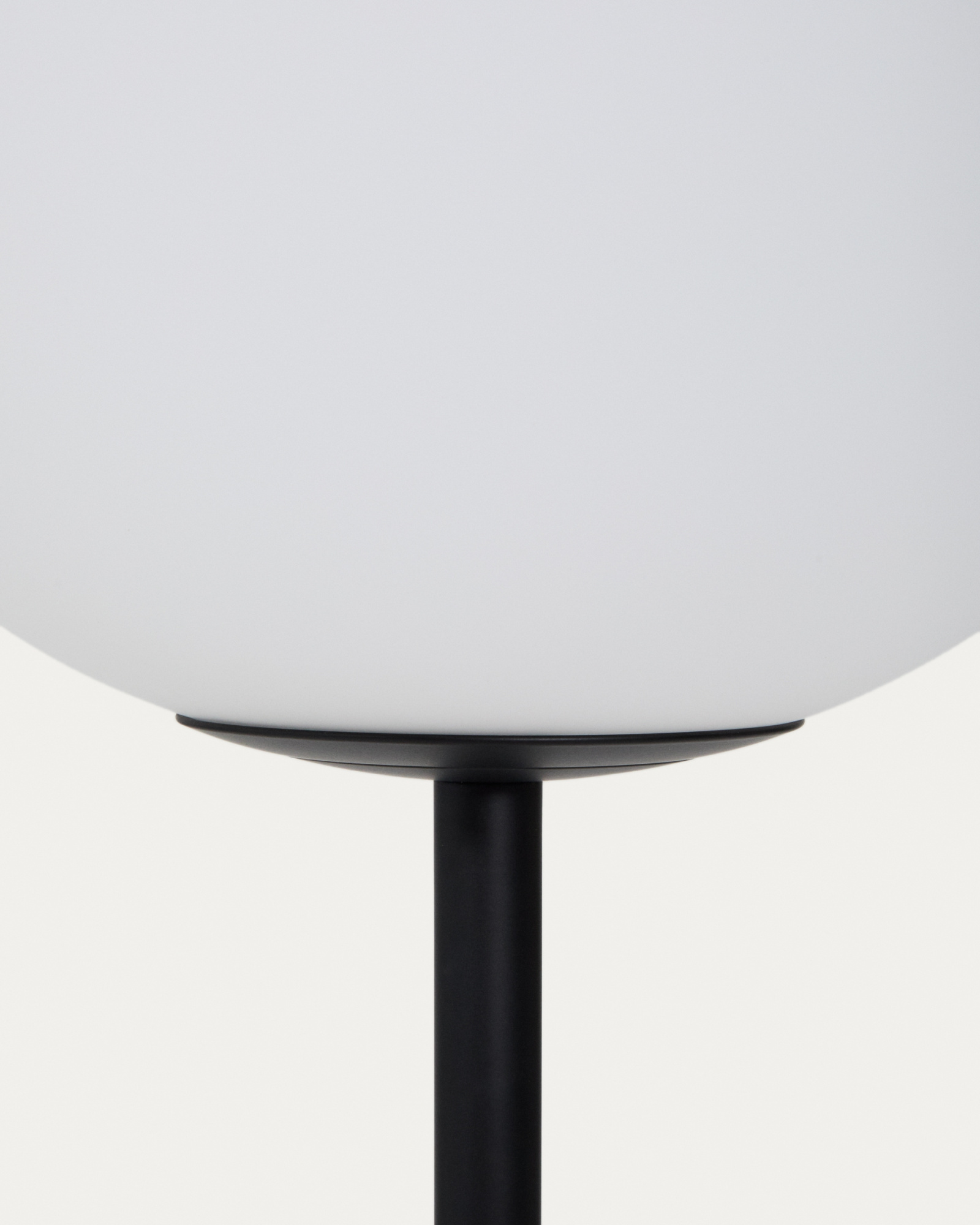 Торшер Brisia из черного металла с матовым стеклянным шаром Ø30 La Forma 459041