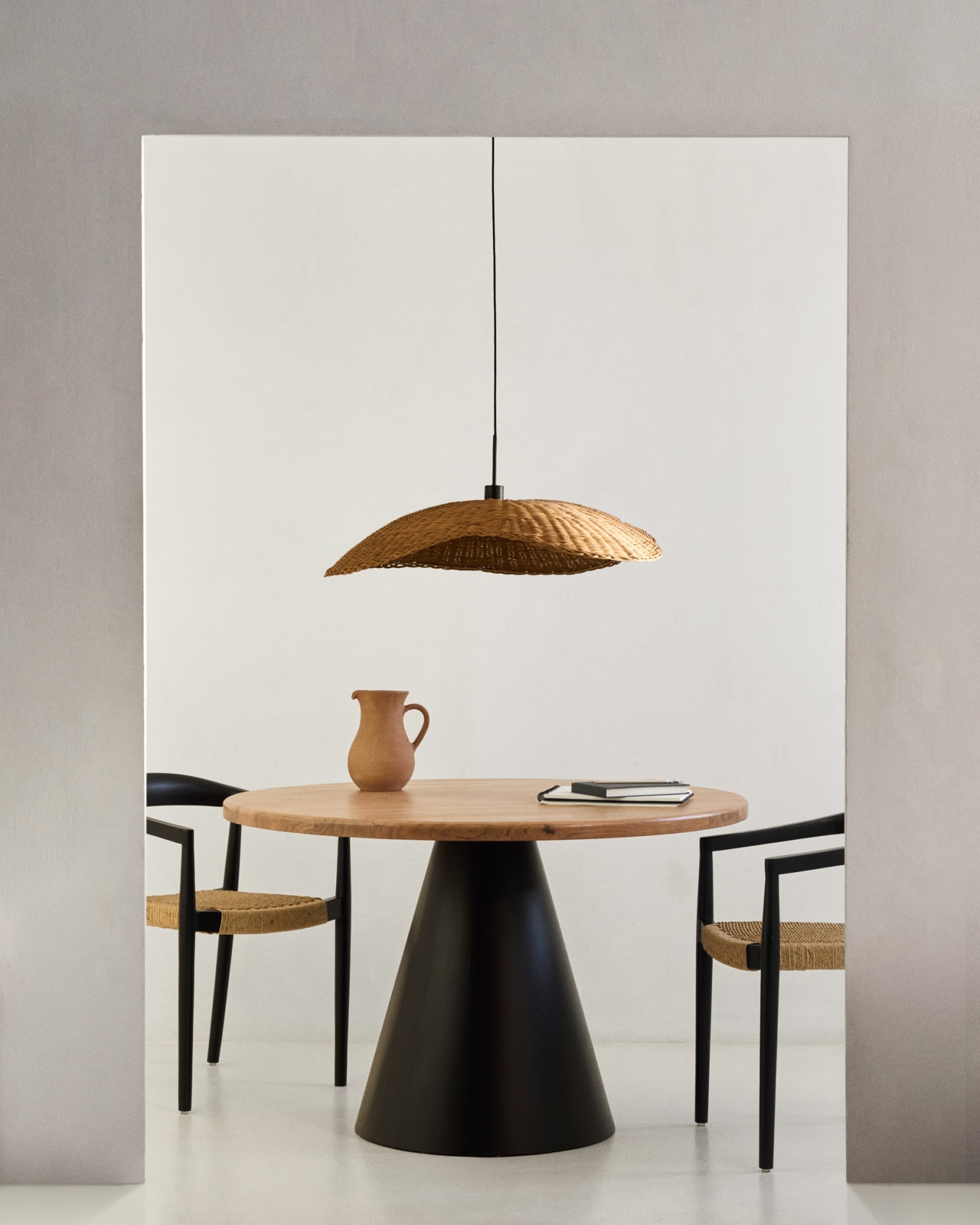 Круглый стол Wilshire из массива акации, стальные ножки с черной отделкой, Ø 120 см La Forma (ex Julia Grup)