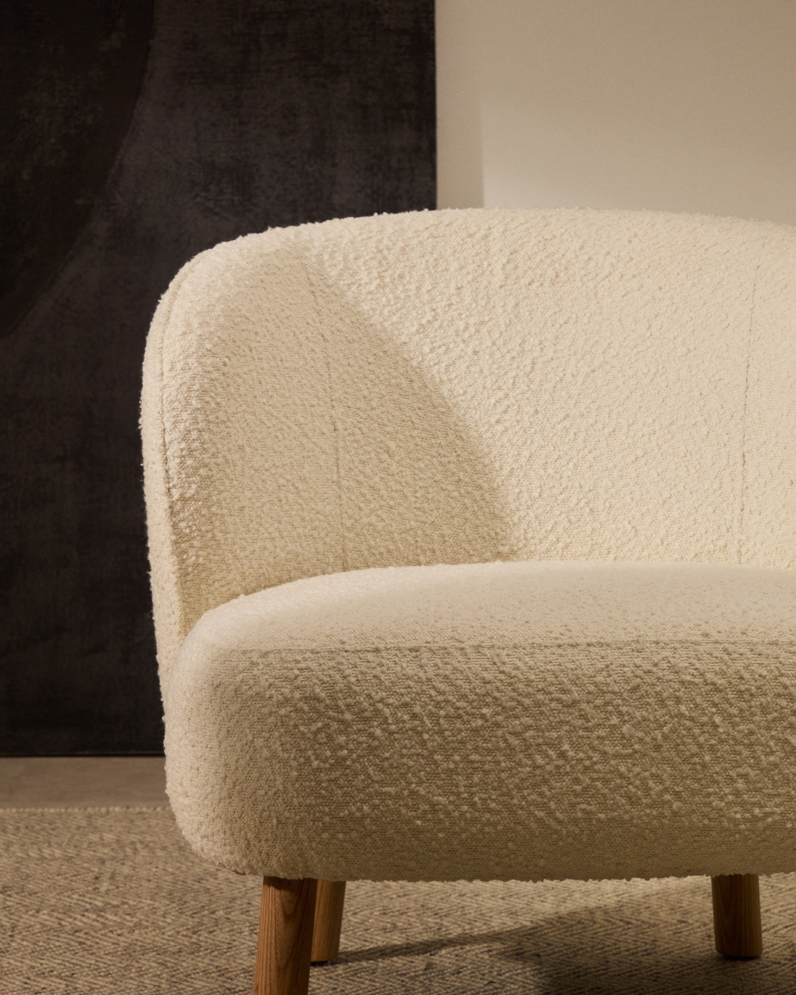 Кресло Ulit из белого букле с ножками из бука в натуральной отделке La Forma (ex Julia Grup)