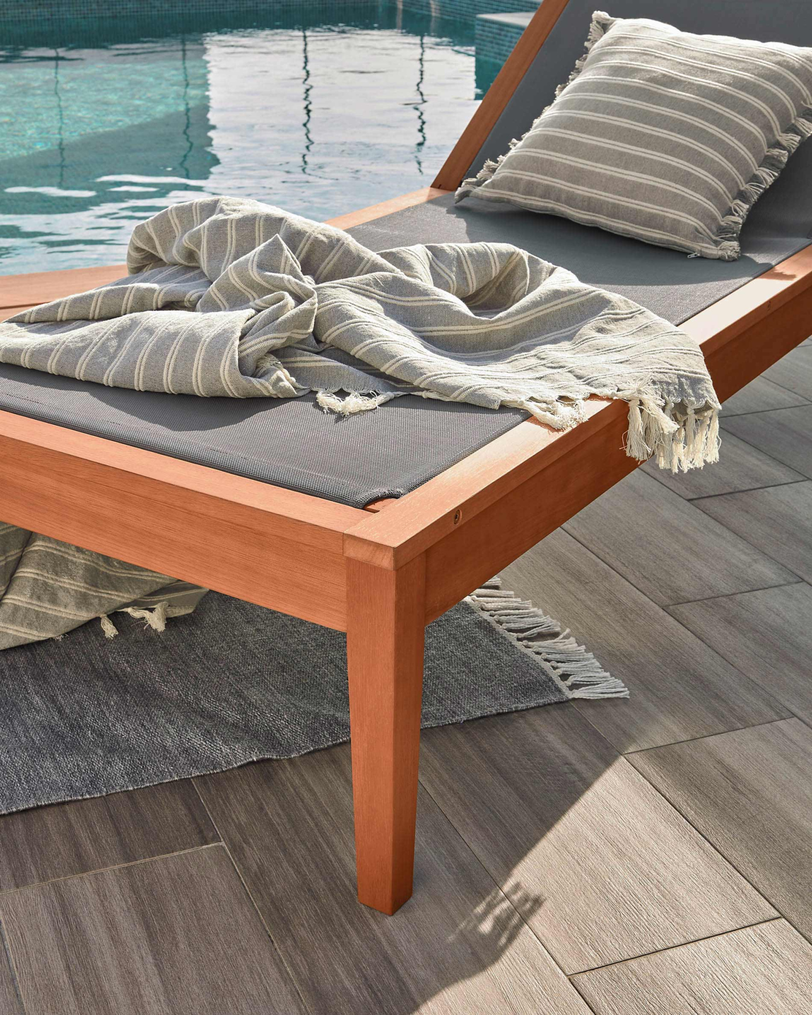 Шезлонг Caterin из эвкалипта зеленый La Forma 97641