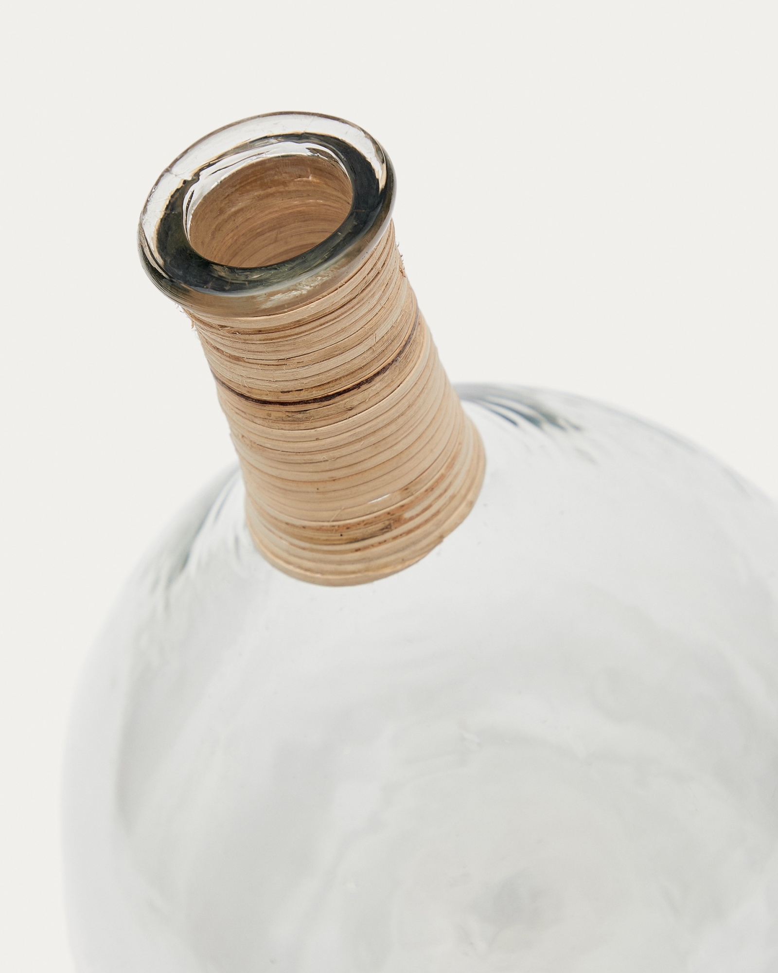 Ваза Serlina из ротанга и прозрачного переработанного стекла La Forma (ex Julia Grup)