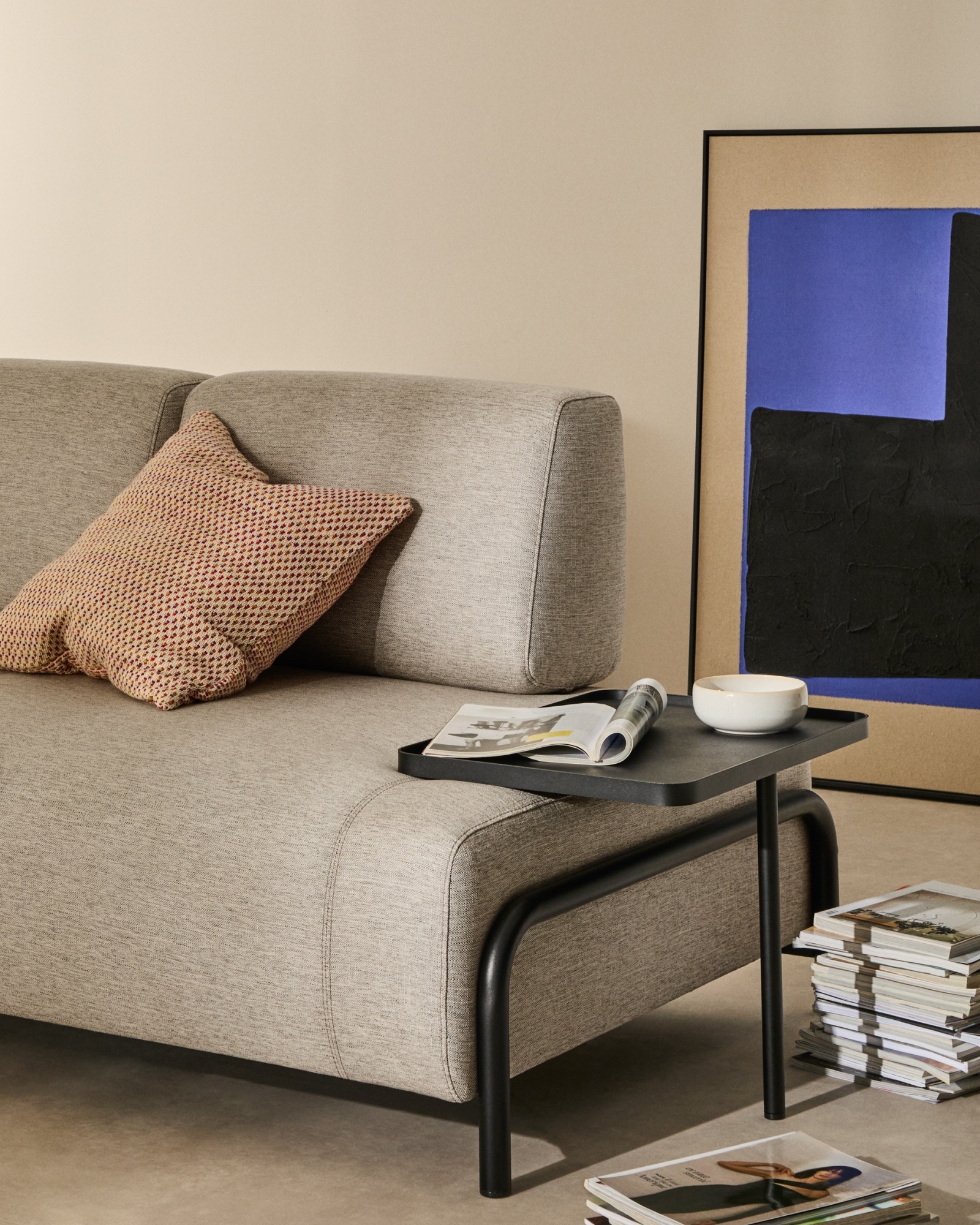 2-местный диван Compo серо-бежевого цвета с большим журнальным столиком и чёрным каркасом La Forma (ex Julia Grup)