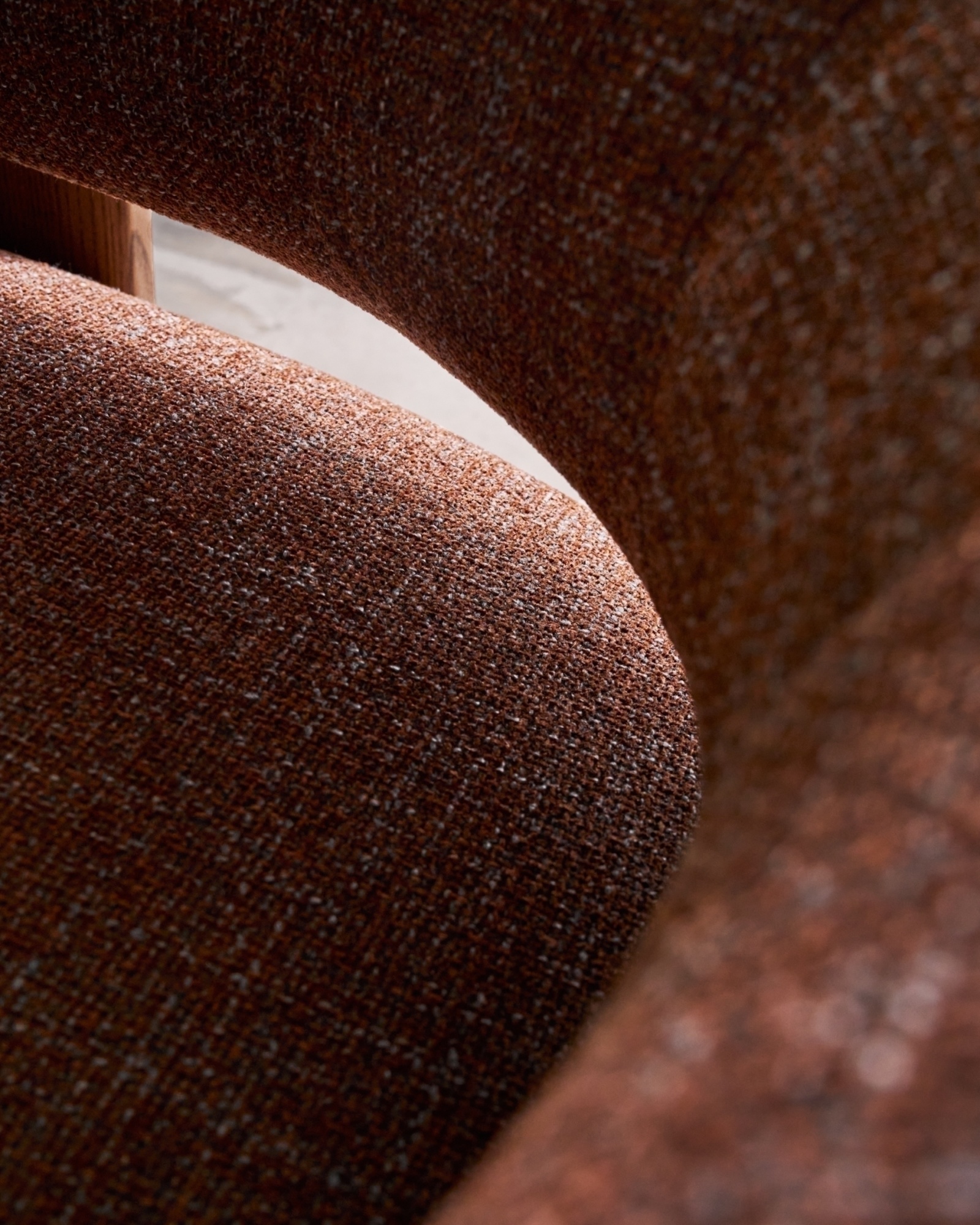 Granite Кресло из коричневого шенилла и массива ясеня в отделке орех La Forma (ex Julia Grup)