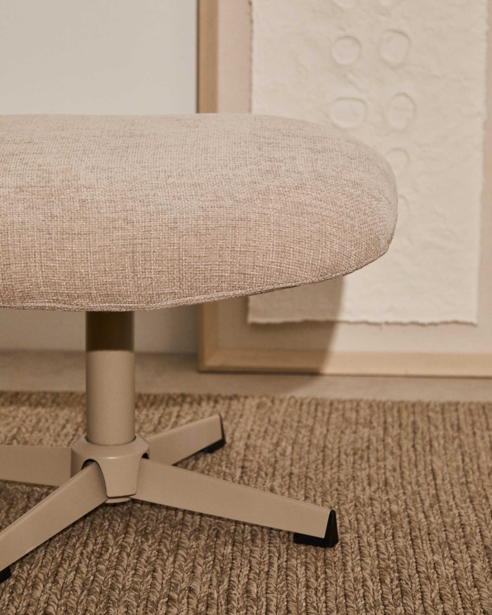 Teryl Пуф из шенилла бежевого цвета с серым металлом La Forma (ex Julia Grup)