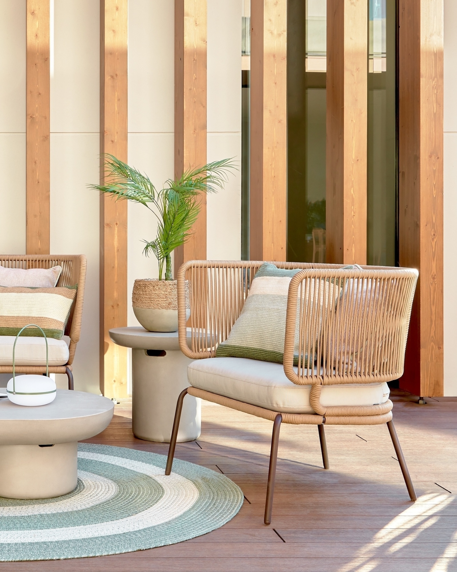 Кресло Nadin из бежевого шнура с ножкой из оцинкованной стали La Forma (ex Julia Grup)