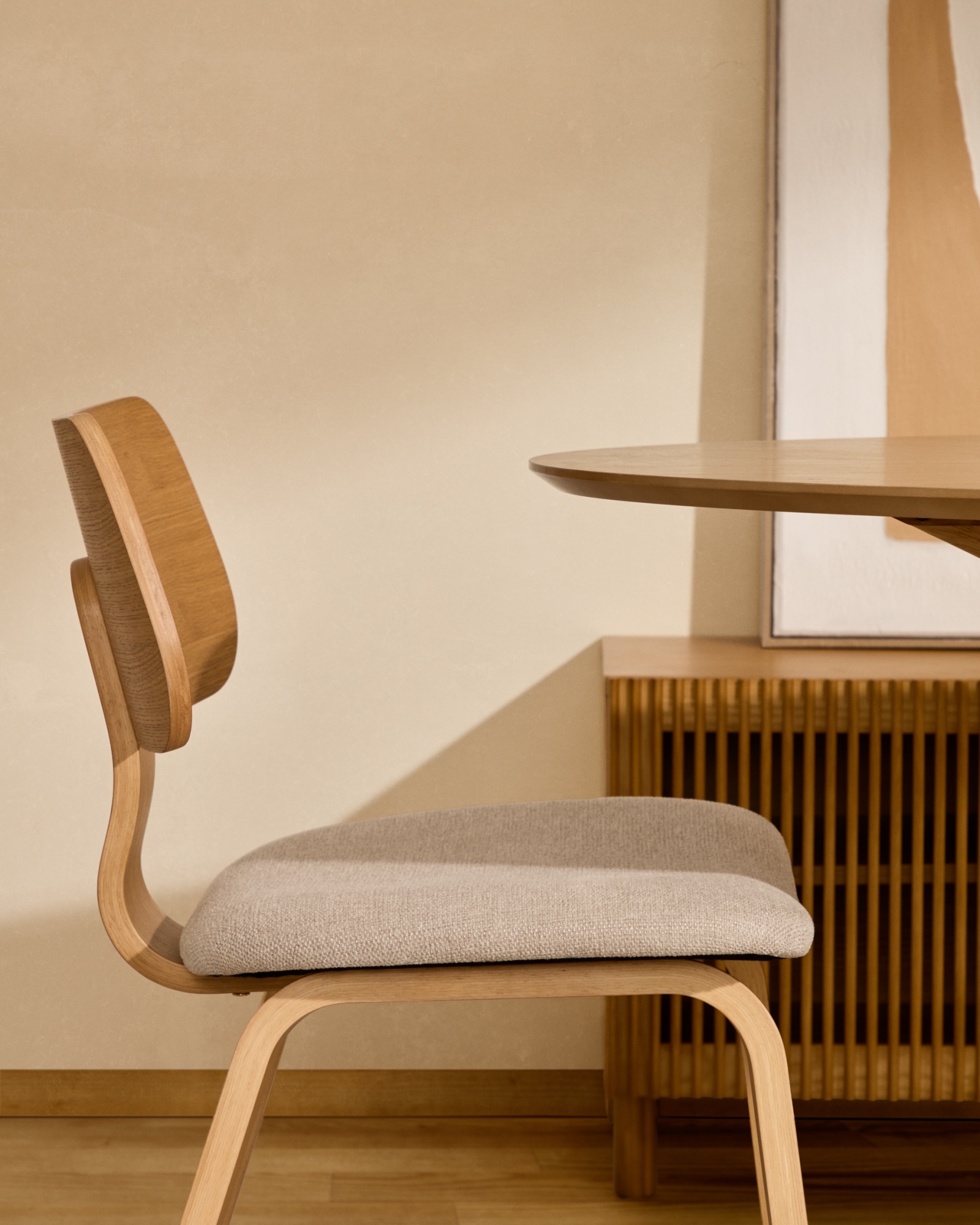 Стул Gena из бежевого шенилла с каркасом из шпона дуба и каучукового дерева La Forma (ex Julia Grup)