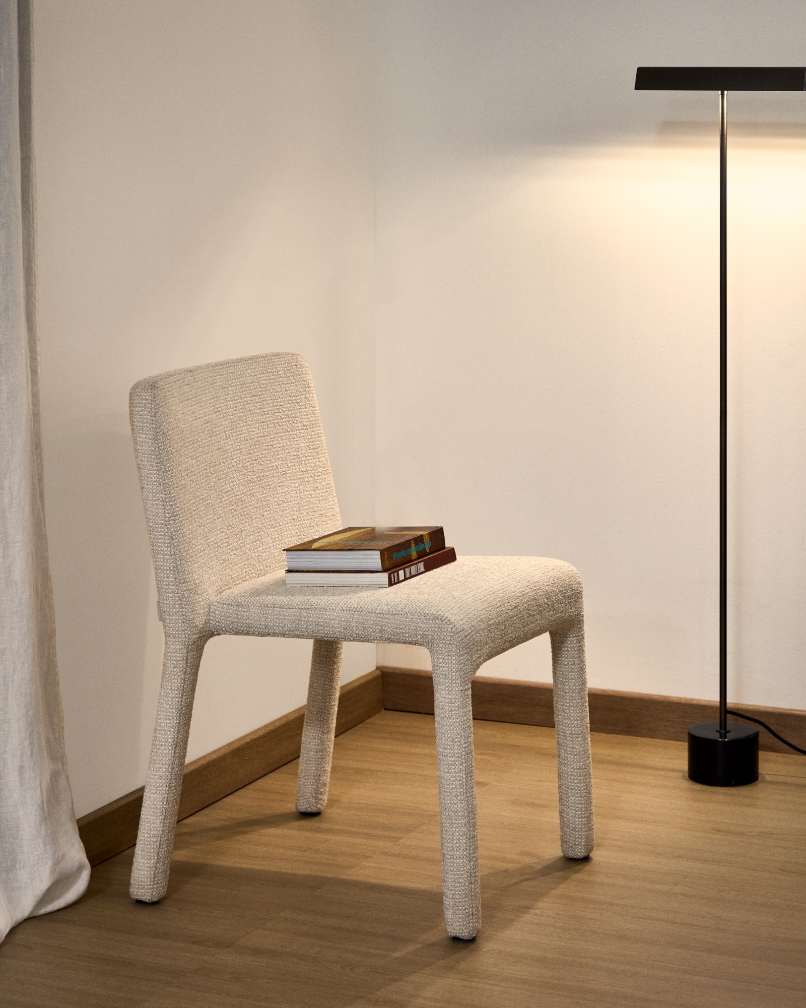 Штабелируемый стул Loria из бежевого шенилла La Forma (ex Julia Grup)