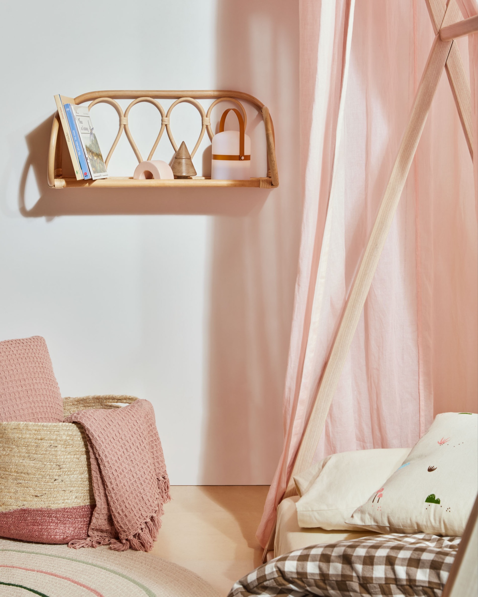 Полка Nyarai из ротанга с натуральной отделкой 58 x 25 см La Forma (ex Julia Grup)