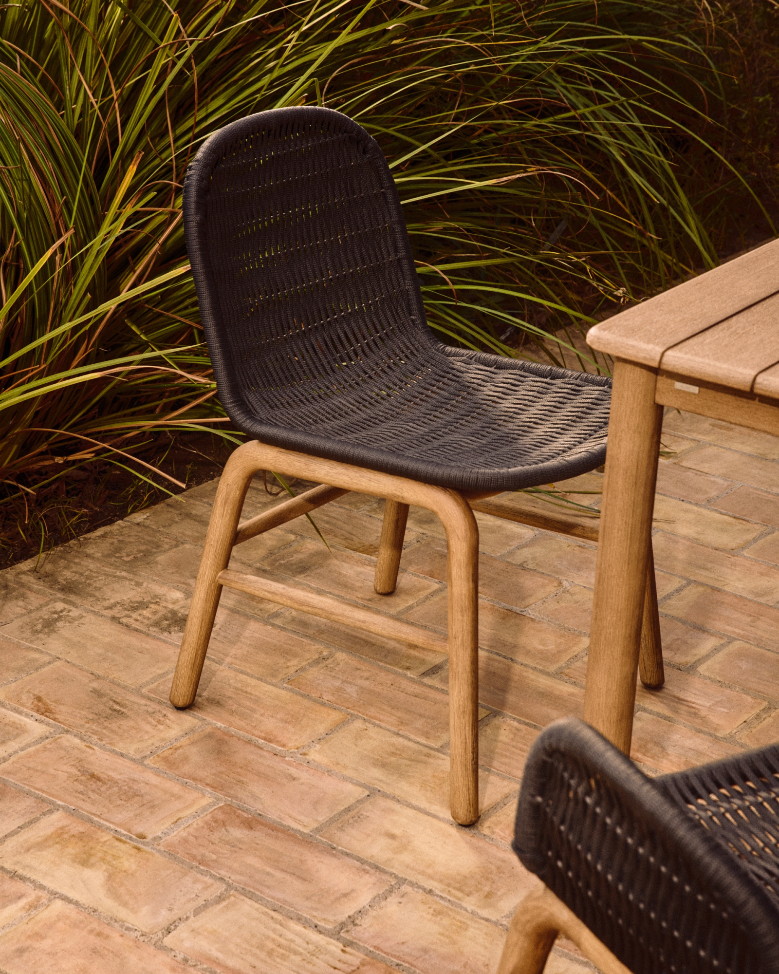 Уличный стул Alipa из массива акации и веревки темно-серого цвета La Forma 481349