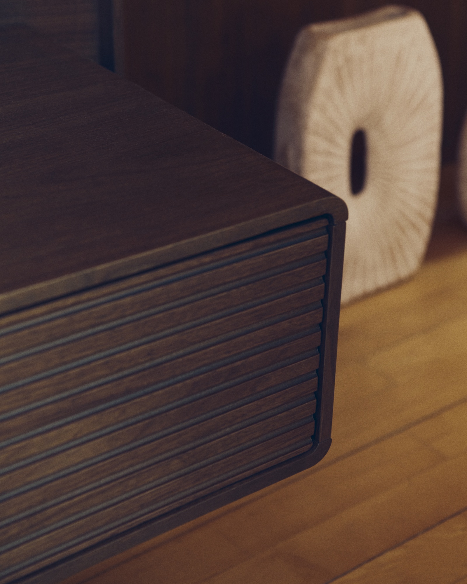 Кровать Norlen с 2 прикроватными тумбочками из орехового шпона с темной отделкой LED 160 x 200 см La Forma (ex Julia Grup)