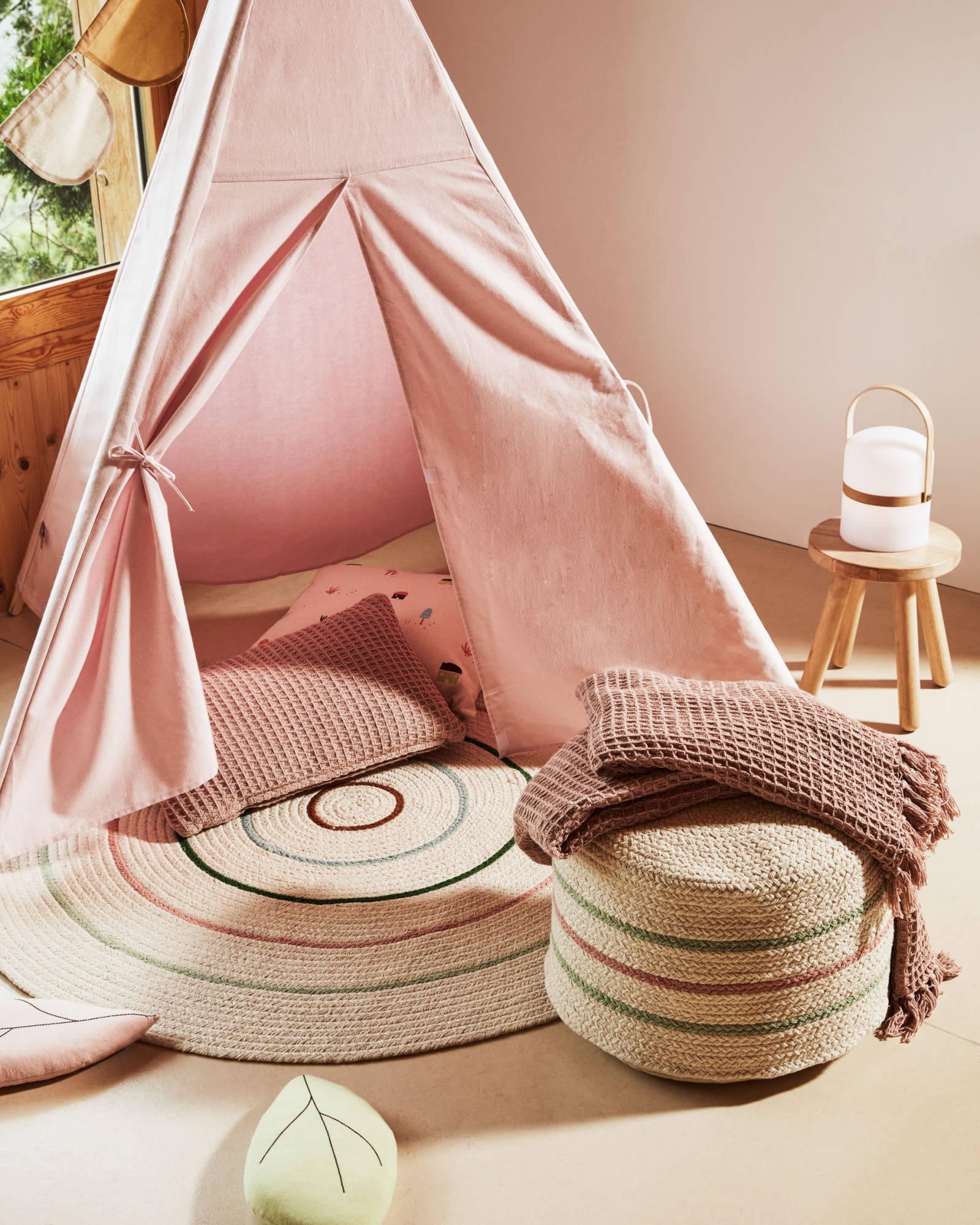 Круглый хлопковый пуф Daiana, разноцветный бежевый Ø 40 см La Forma (ex Julia Grup)