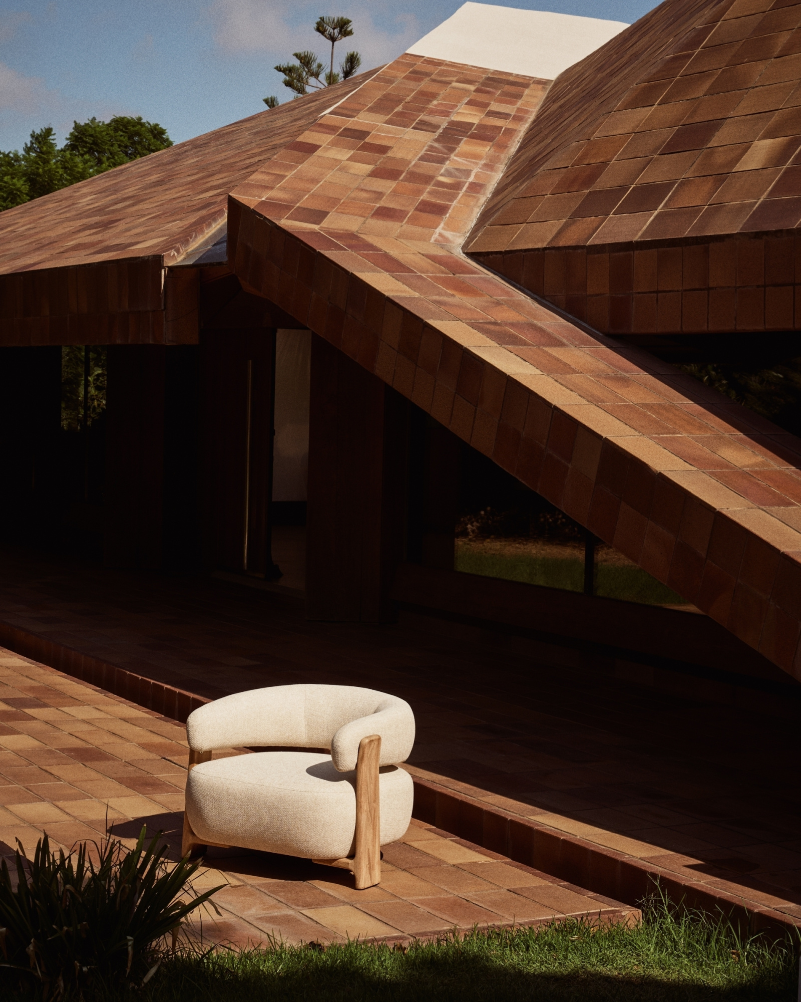 Уличное кресло Granite бежевое с ножками из тикового дерева La Forma 481793