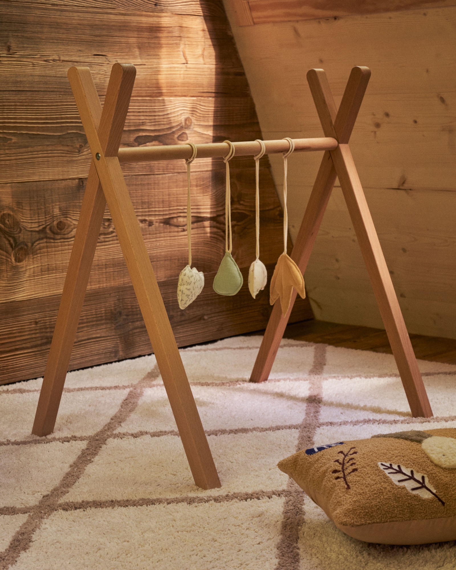 Напольная вешалка-вигвам Maralis из ясеня La Forma (ex Julia Grup)