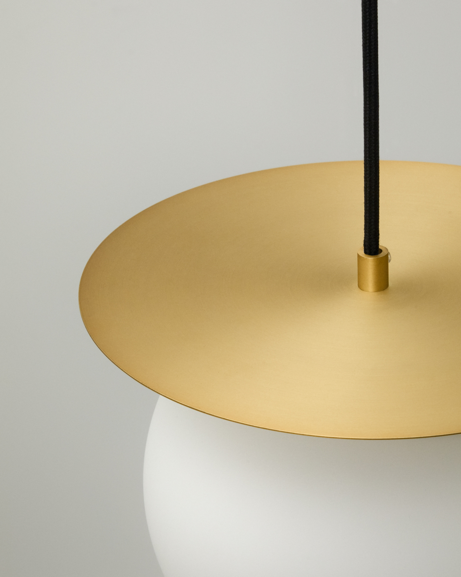 Подвесной светильник Brisia из металла в латунной отделке со стеклянным плафоном Ø20 см La Forma 445205