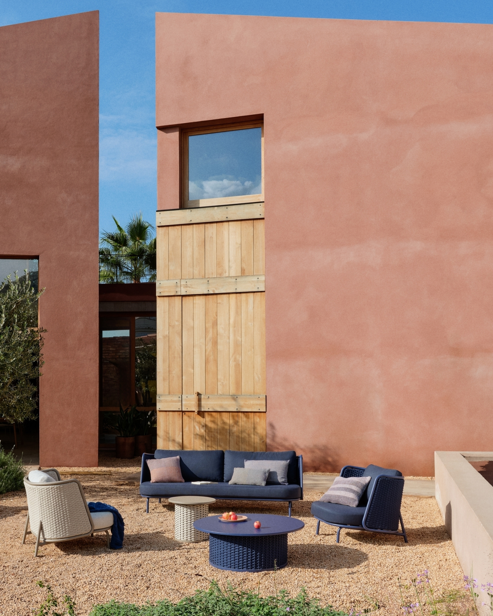 Уличный журнальный столик Sedalis из алюминия с синим шнуром Ø100 см La Forma 251575