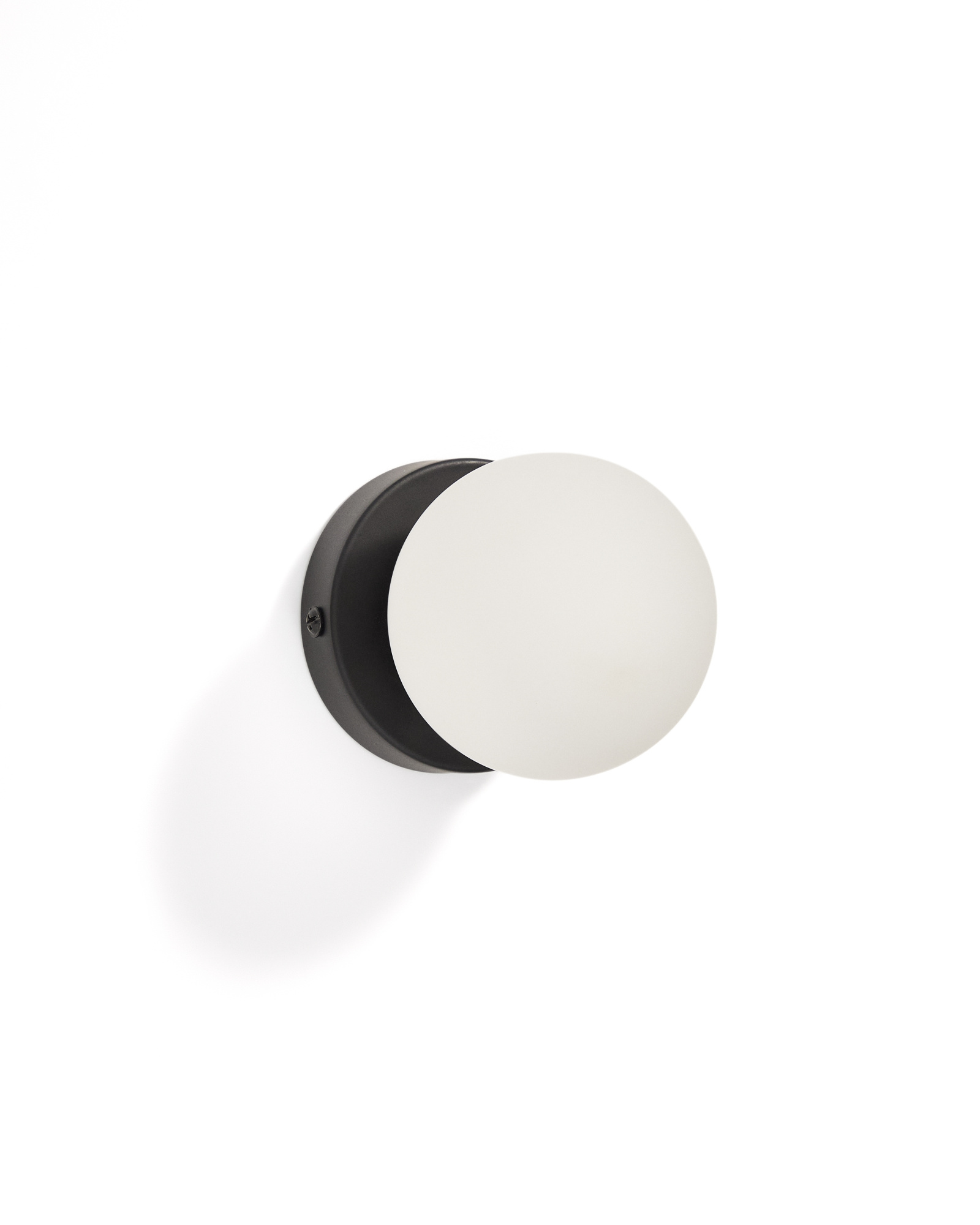 Настенный светильник Brisia из черного металла со стеклянным шаром Ø8 см La Forma 459037